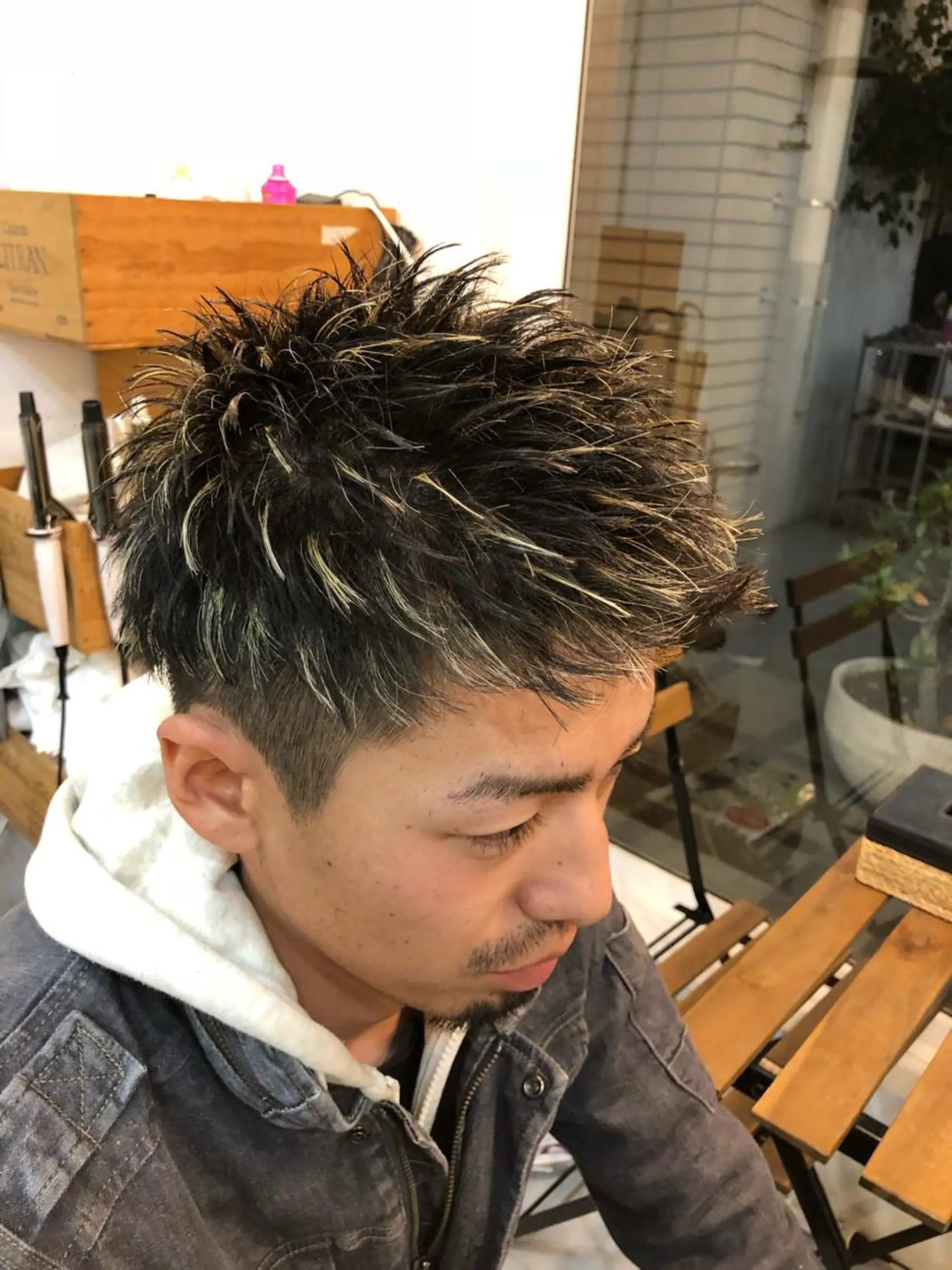 ショート カラー メンズ メンズハイライト メンズメッシュ ハイライトカラー メッシュ ハイライト カット ヘアカラー Bro所属・佐藤 輝幸のヘアスタイル