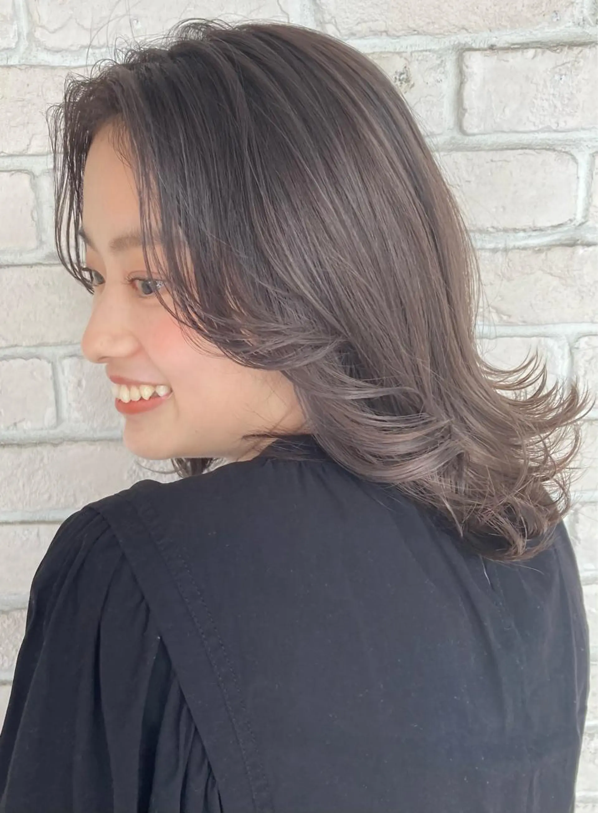 ミディアム 白髪ぼかしハイライト ヘアアレンジのヘアスタイル