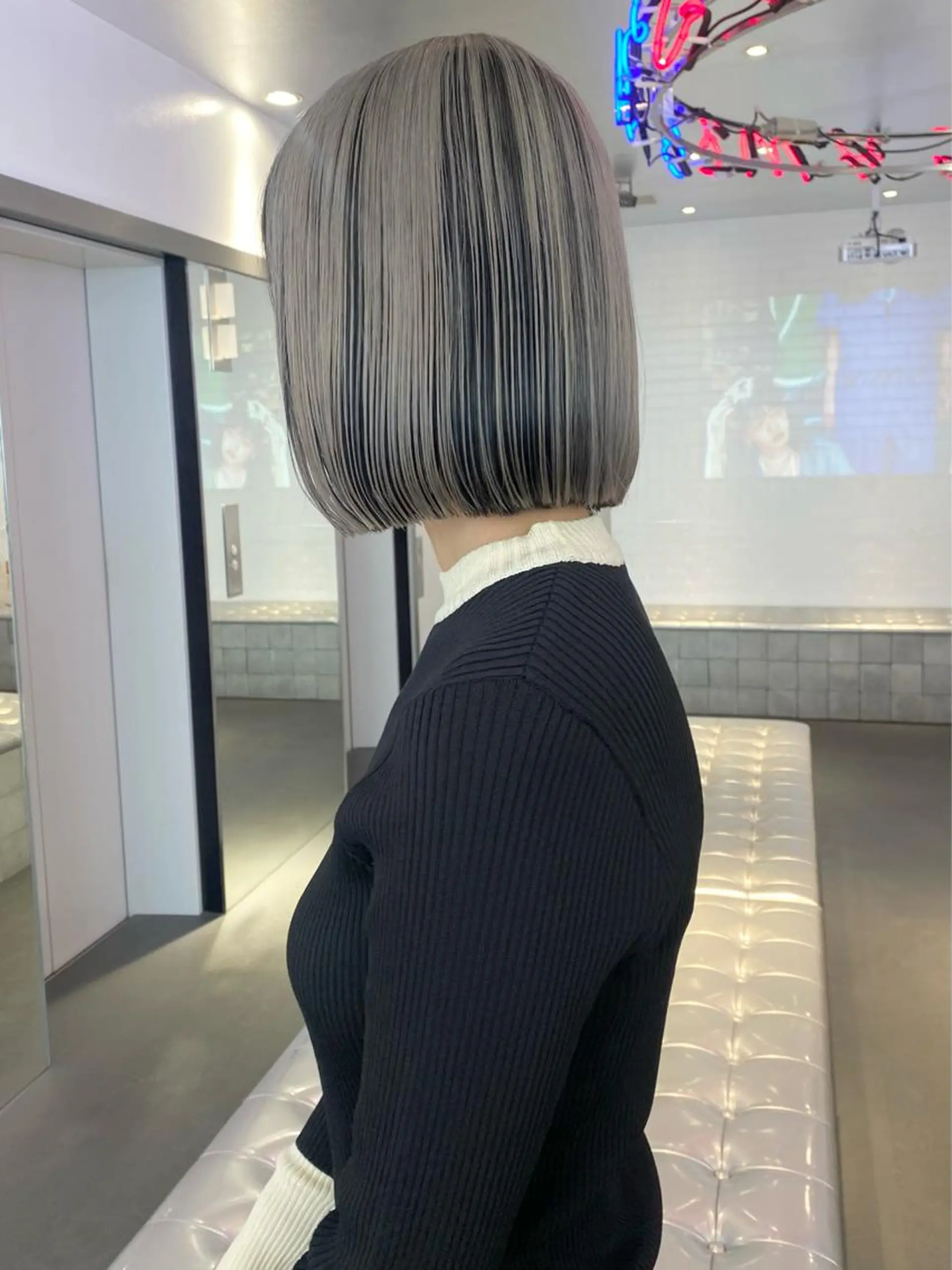 ミディアム パーマ ヘアアレンジ ミストバング カット ヘアカラー 🎨ハイトーン/ 切りっぱなし みつきのヘアスタイル