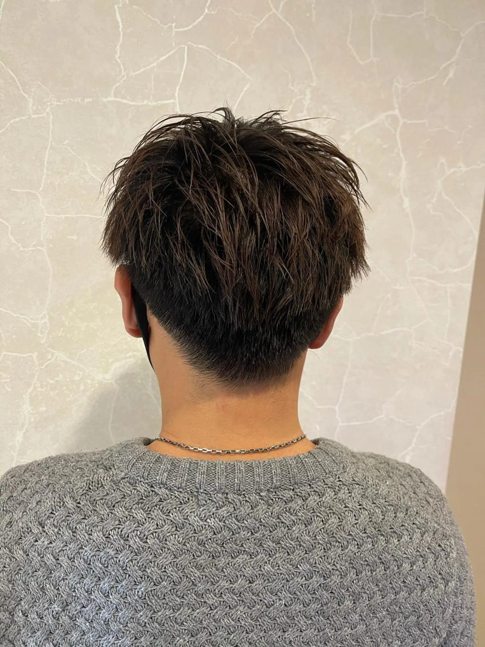 メンズ 濱田輝レイヤー 韓国風 ハイトーンのヘアスタイル