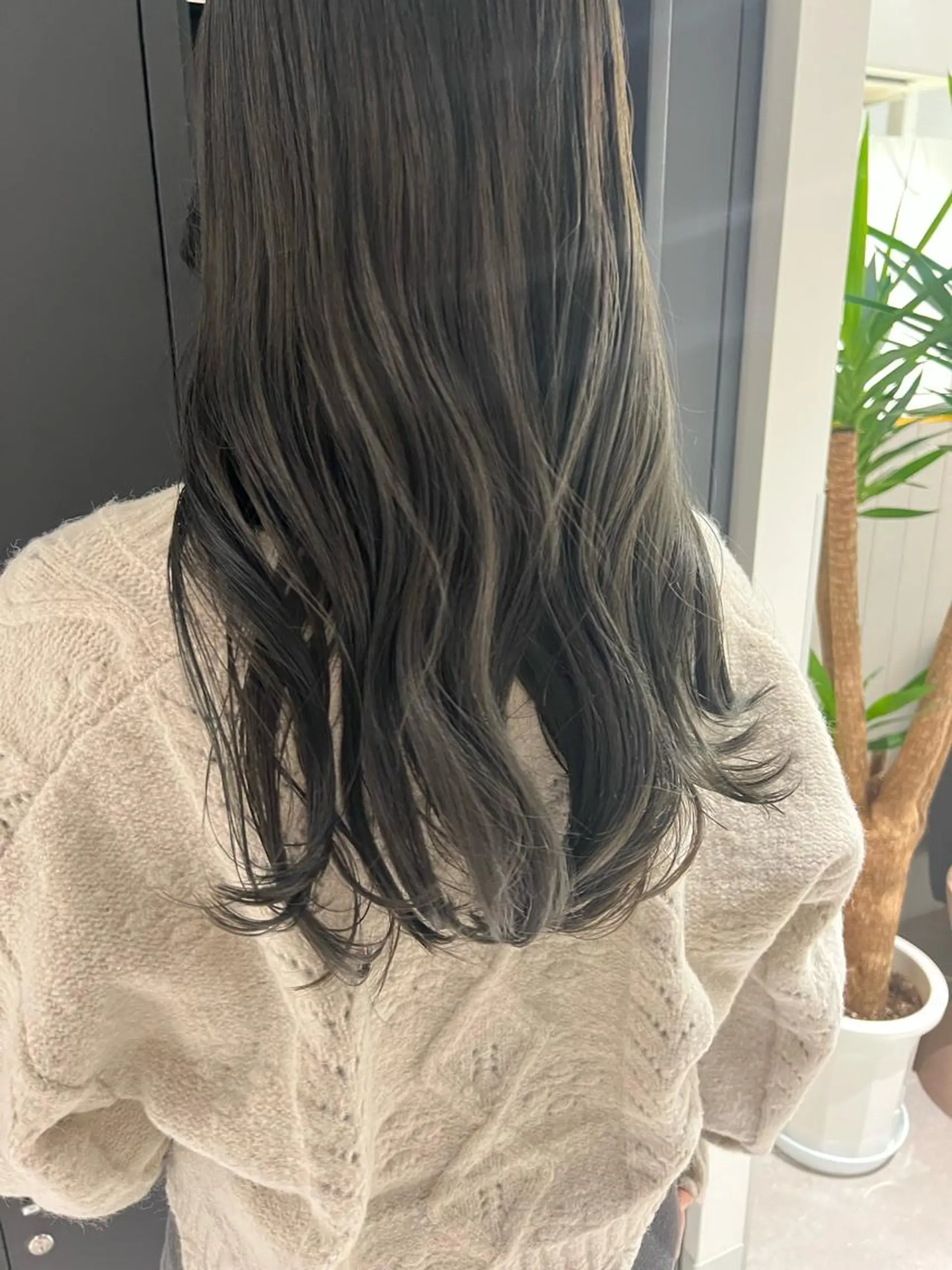 セミロング カラー ヘアアレンジ グレージュ オリーブグレージュ オリーブグレー 暗髪カラー🫐パーマ おくだりんかのヘアスタイル