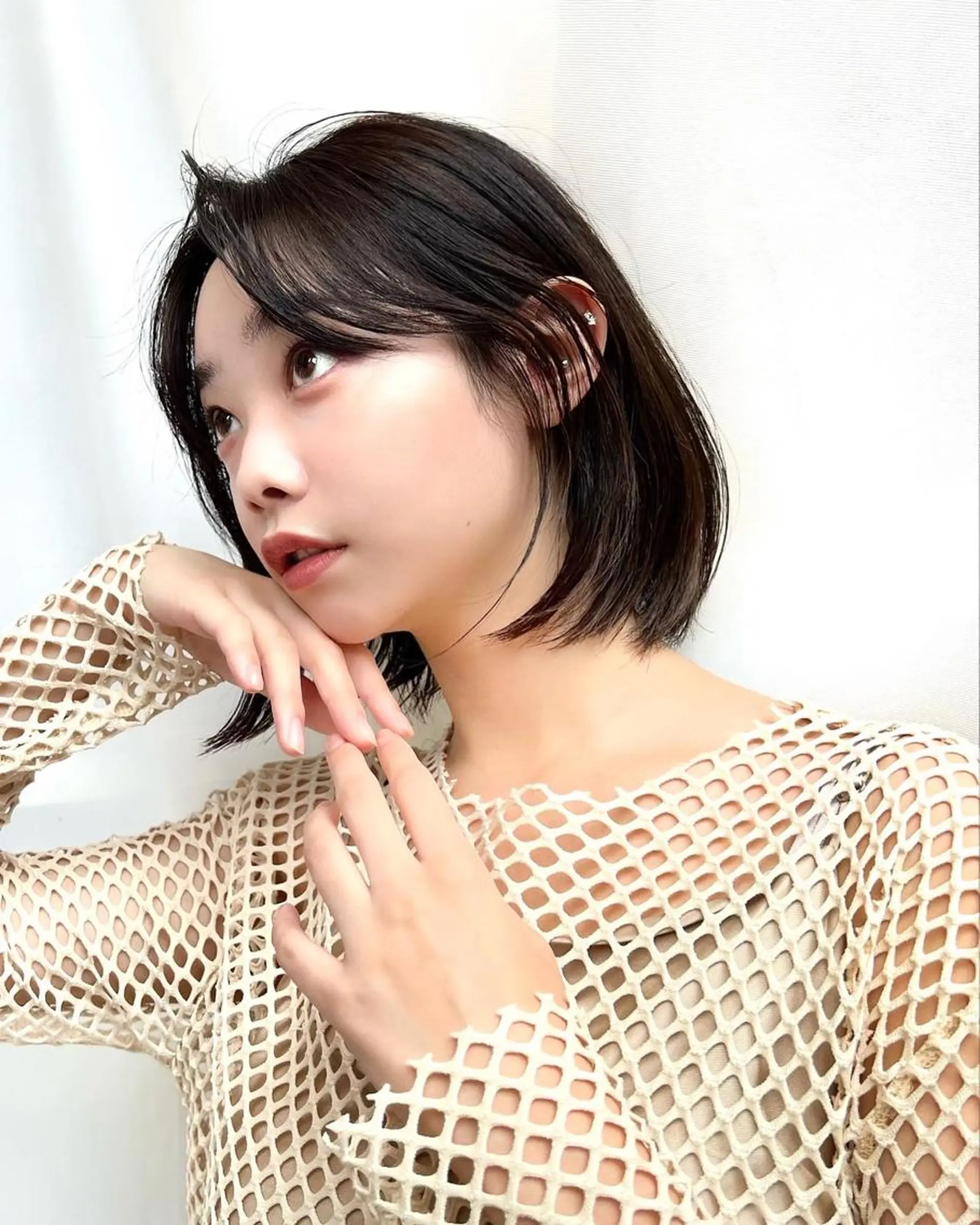 ミディアム カラー 切りっぱなしボブ ブリーチ グレージュ ボブ レイヤーカット カット ヘアカラー トリートメント ニュアンスレイヤー ハイトーンカラーのヘアスタイル