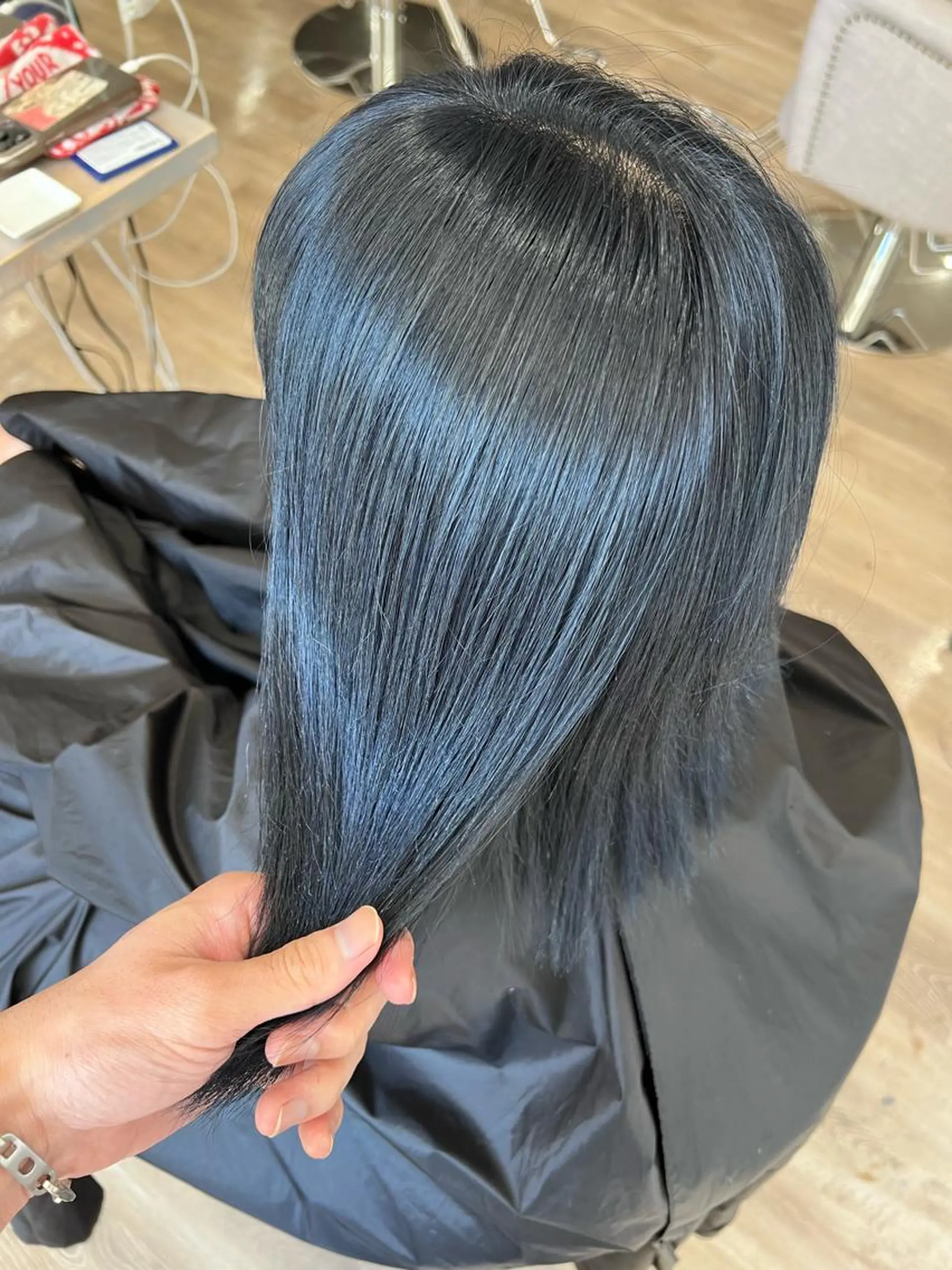 ショート カラー ブリーチ ネイビーカラー カット ヘアカラー トリートメント お顔まわりカット🌱 emo.村松泉綺のヘアスタイル