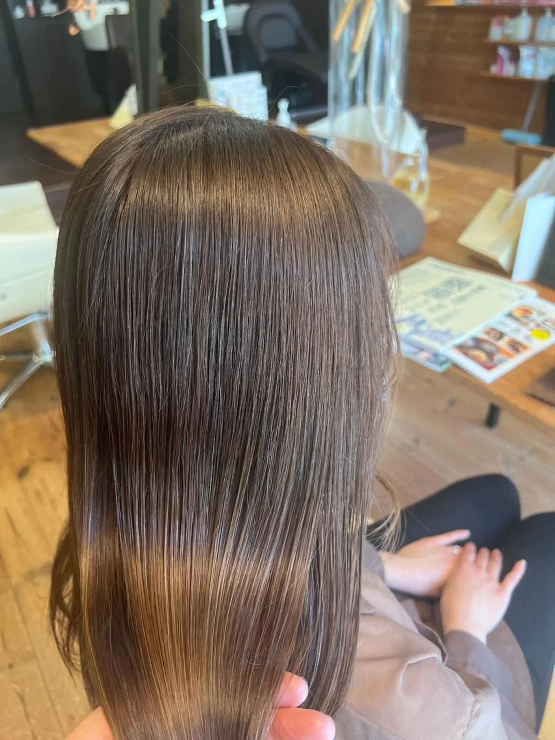 ロング カラー グレージュ 髪質改善 トリートメント カット ヘアカラー トリートメント BEACH　HAIR&NAIL所属・両国駅徒歩1分⭐️ アイロン仕上げのヘアスタイル