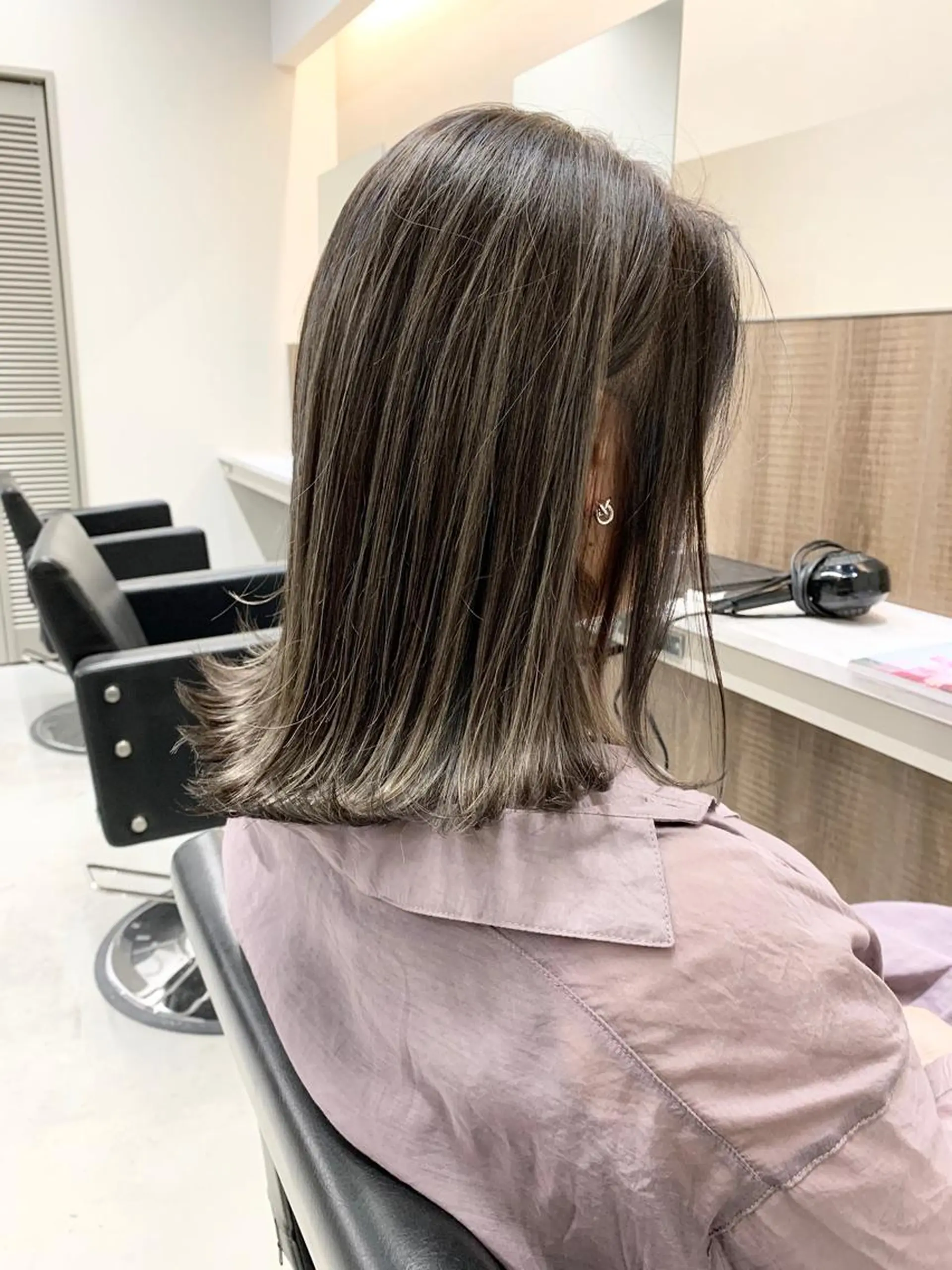 ミディアム カラー ベージュカラー グレージュ ハイライトカラー ハイライト 外ハネヘア ヘアカラー トリートメント 💈平島 拓也💈のヘアスタイル