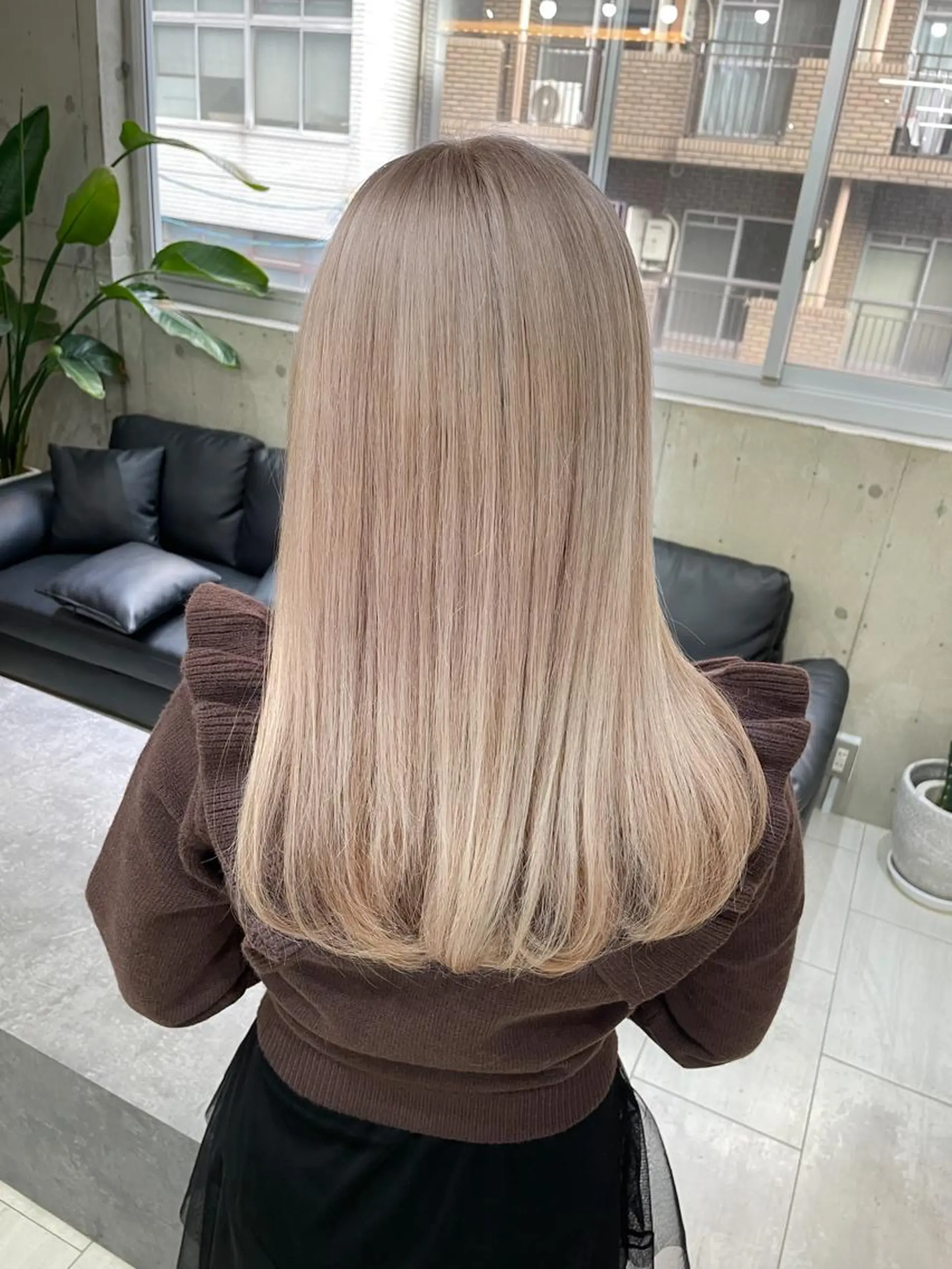 ロング カラー ベージュカラー ミルクティーベージュ Kvell&Co.所属・ハイトーン カラーのヘアスタイル