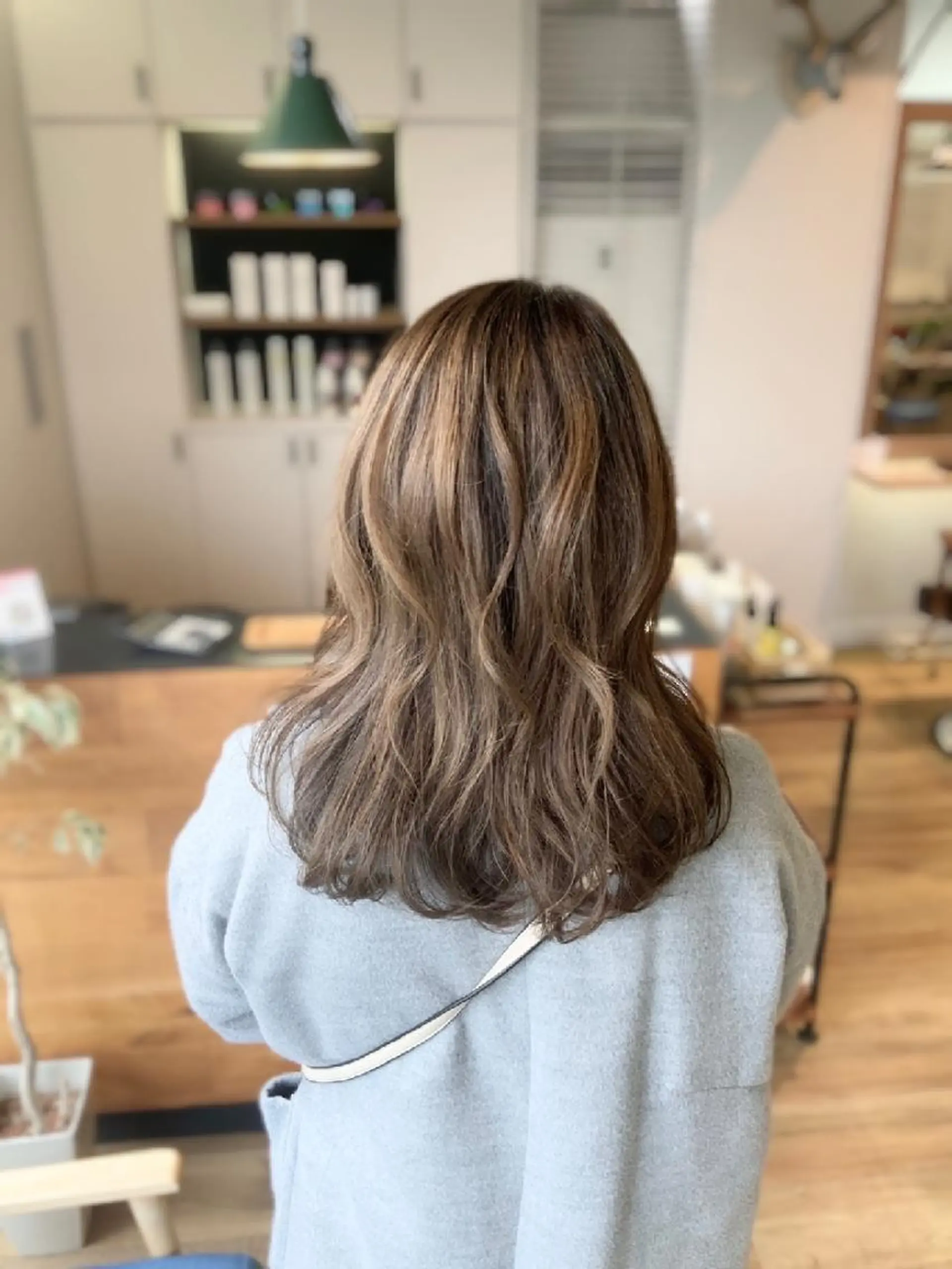 カラー ブリーチ グレージュ 堀 望美のヘアスタイル