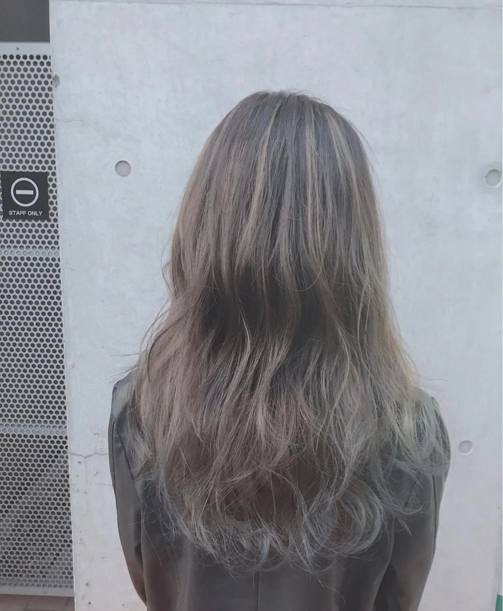 ロング カラー ヘアアレンジ アッシュ バレイヤージュ ミルクティーアッシュ レイヤーカット まつげと美容室/ 個室/瀬戸 一菜のヘアスタイル