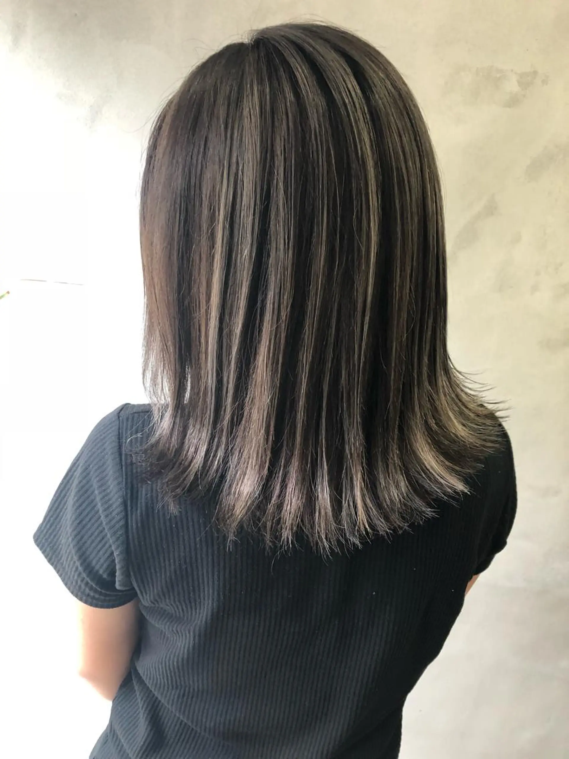 ミディアム カラー バレイヤージュ ハイライトカラー ハイライト レイヤーカット 外ハネヘア Le Lien カジのヘアスタイル