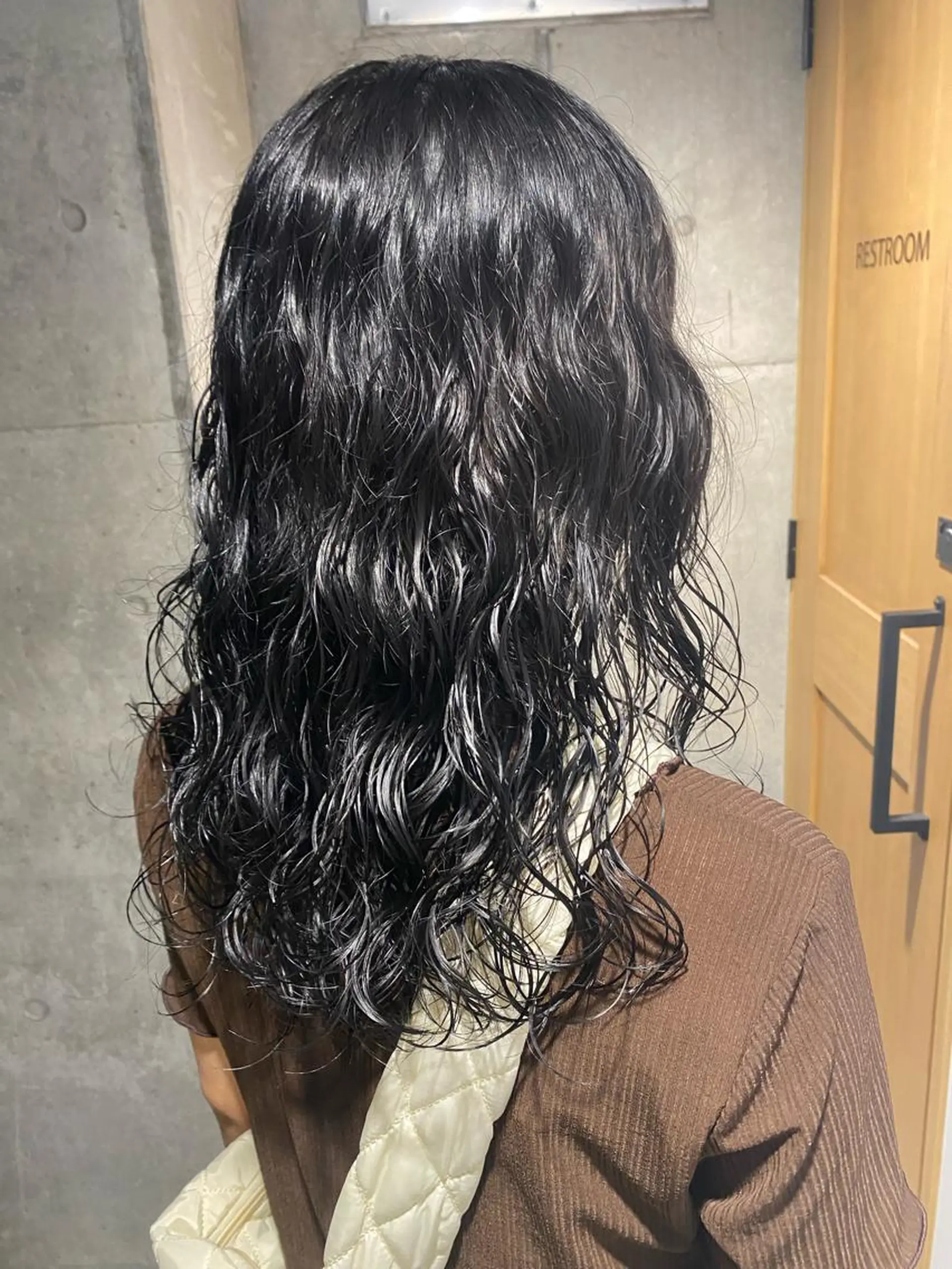 セミロング カラー パーマ セミロングパーマ 黒髪 カット ヘアカラー パーマ Yahiko ハイトーンのヘアスタイル