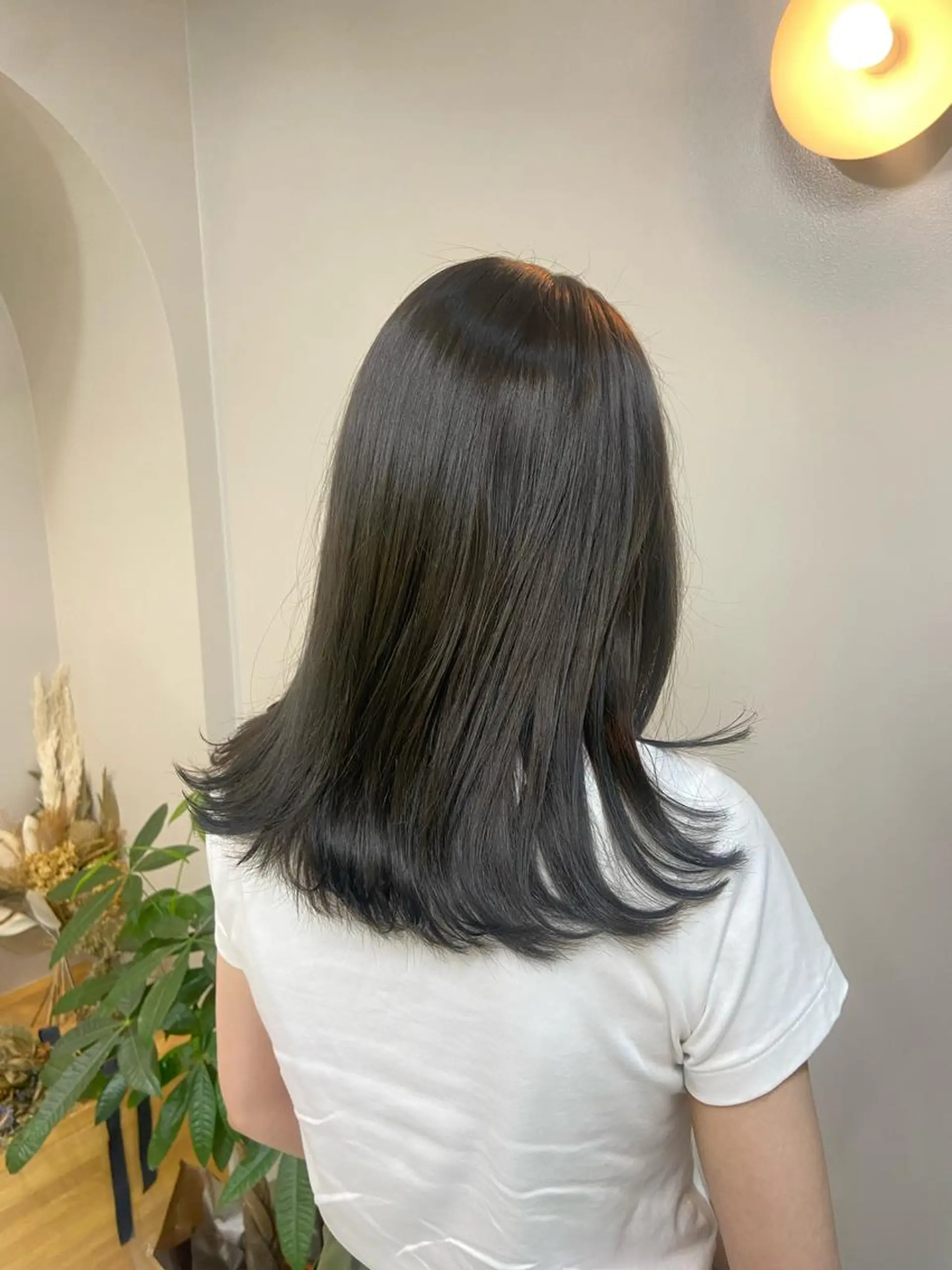 カラー グレージュ オリーブグレージュ オリーブグレー ぱつっとボブ/ショ ート/高田明日美のヘアスタイル