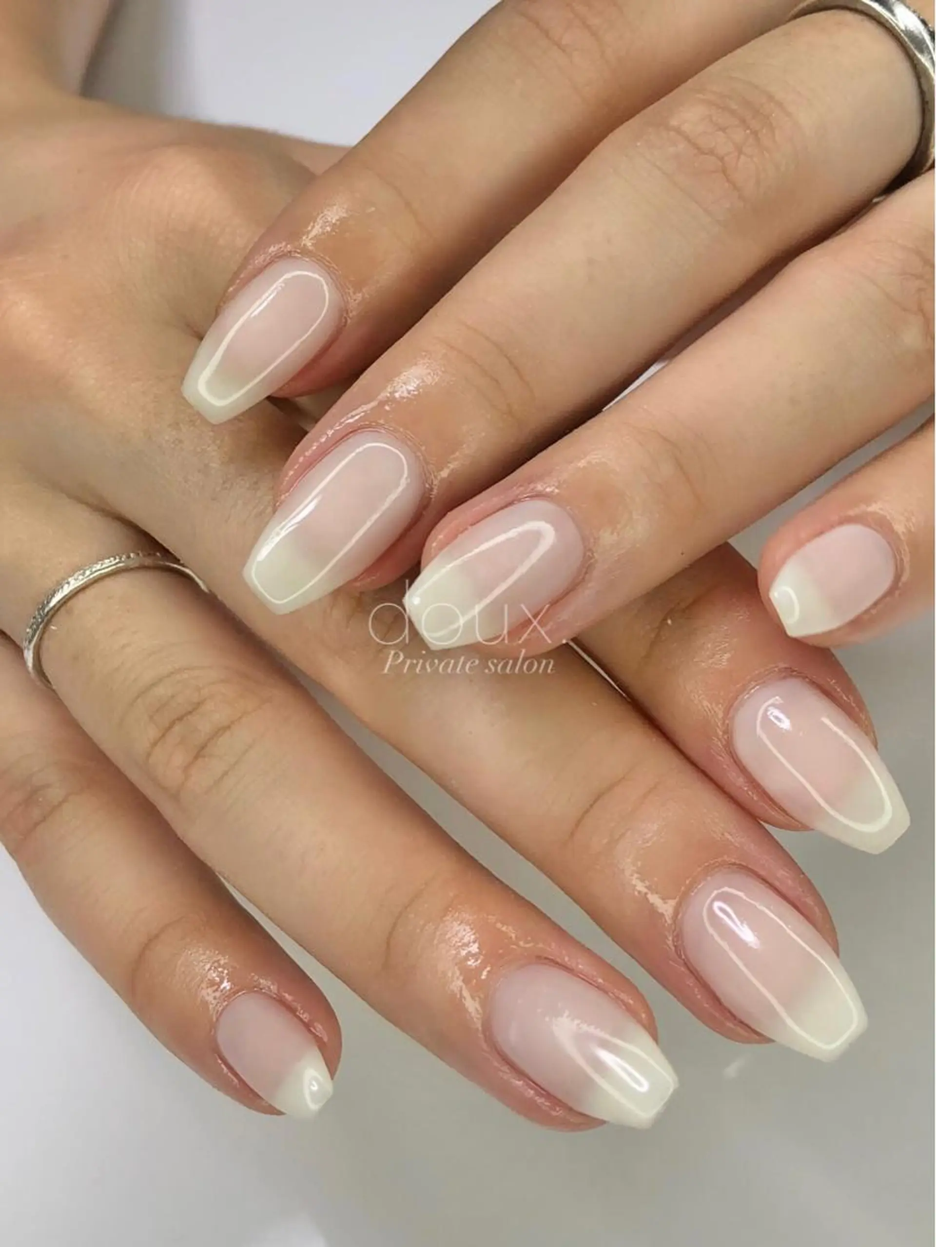 ネイル グラデーション 韓国ネイル ワンカラーネイル 春ネイル ホワイト ハンドネイル doux. nailのネイルデザイン