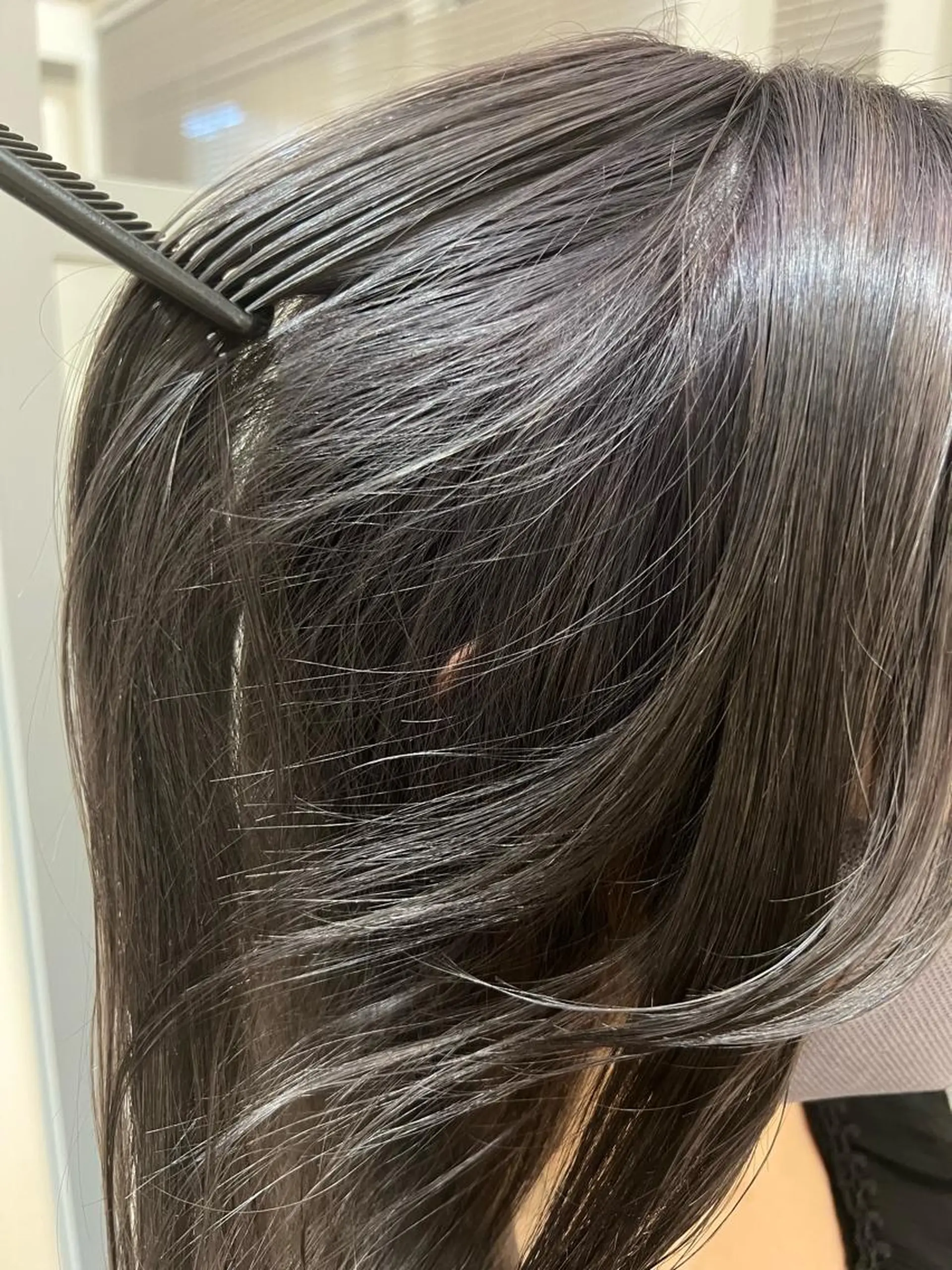 ミディアム カラー ブリーチ シルバー 暗髪カラー🫐パーマ おくだりんかのヘアスタイル