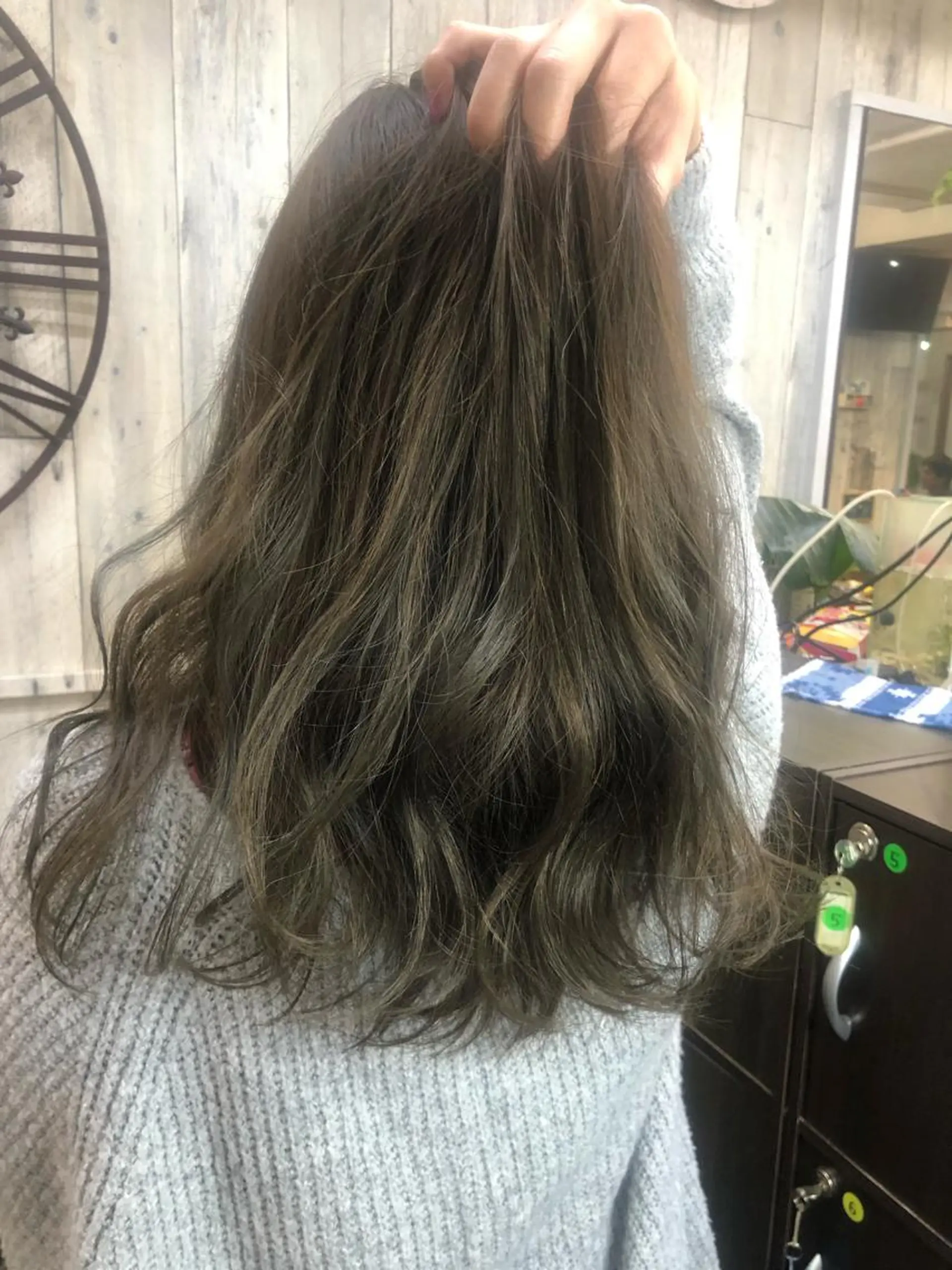 セミロング カラー グレージュ ハイライトカラー ハイライト ヘアカラー DEST所属・吉野 瑳桜のヘアスタイル