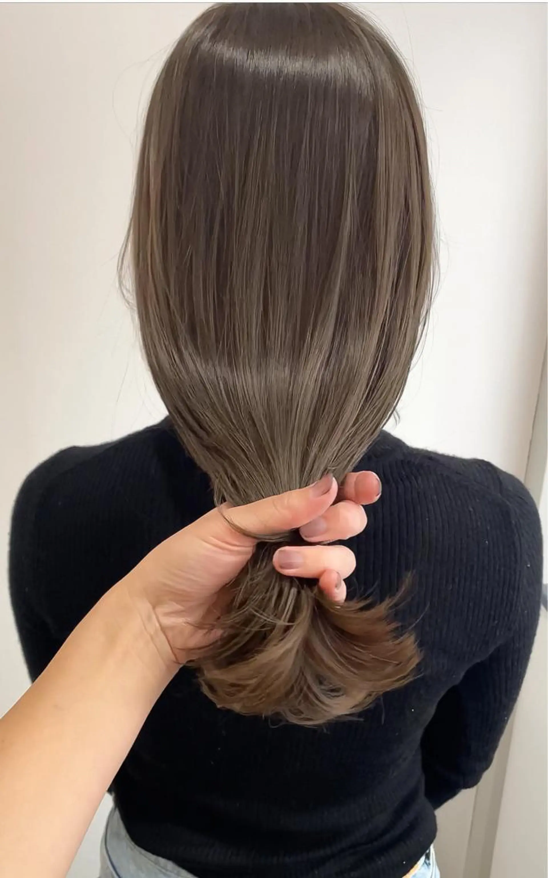 セミロング カラー アッシュ ベージュカラー ブリーチ 透明感カラー フォギーベージュ 瀬原 千夏のヘアスタイル