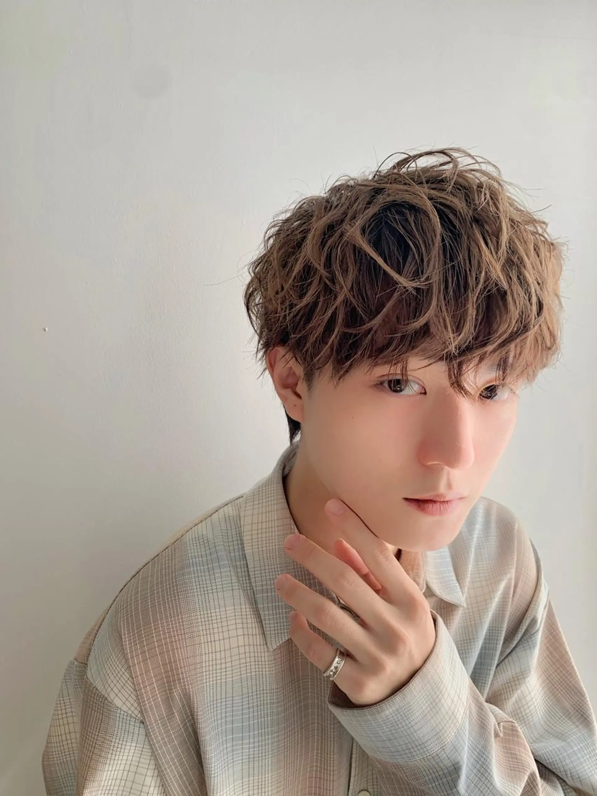 ショート カラー パーマ メンズ メンズブリーチ センターパート フェードカット メンズハイライト メンズハイトーン メンズStylist 山根慧のヘアスタイル