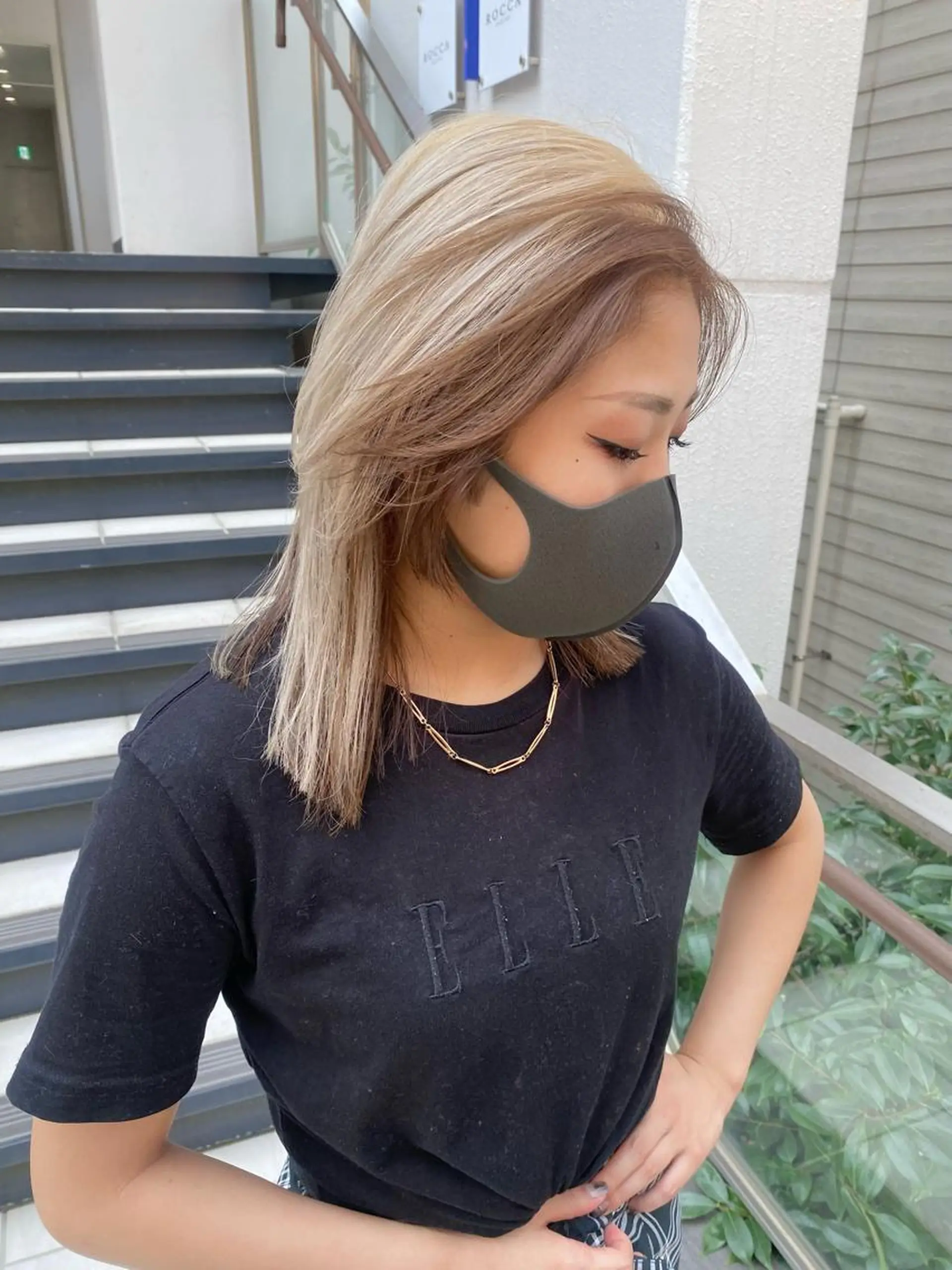 セミロング カラー ブリーチ デザインカラー インナーカラー ブリーチなしカラー レイヤーカットのヘアスタイル