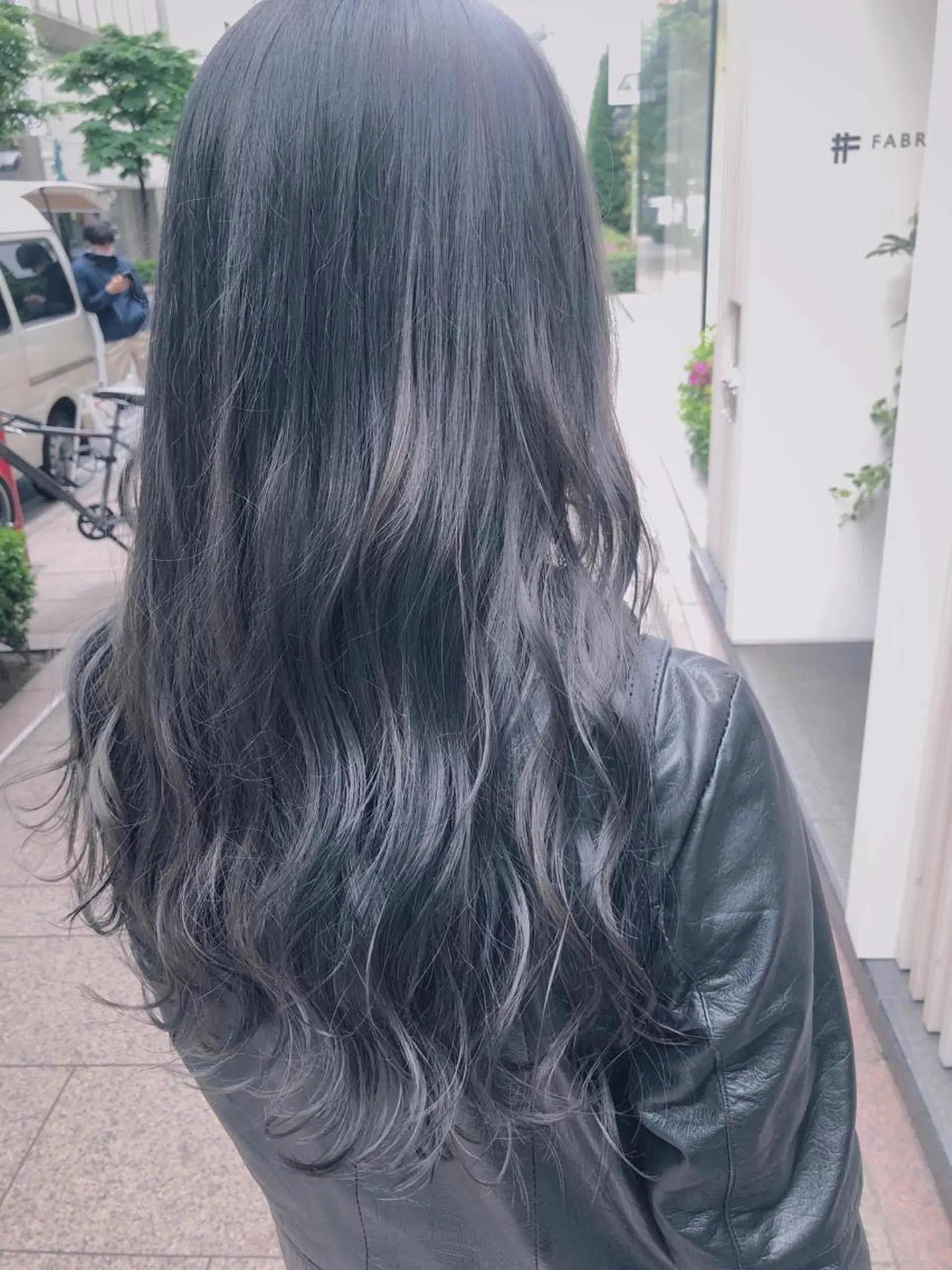 ロング カラー アッシュ ブリーチ 透明感カラー ハイライトカラー ネイビーカラー カット ヘアカラー トリートメント 佐々木 シホミのヘアスタイル