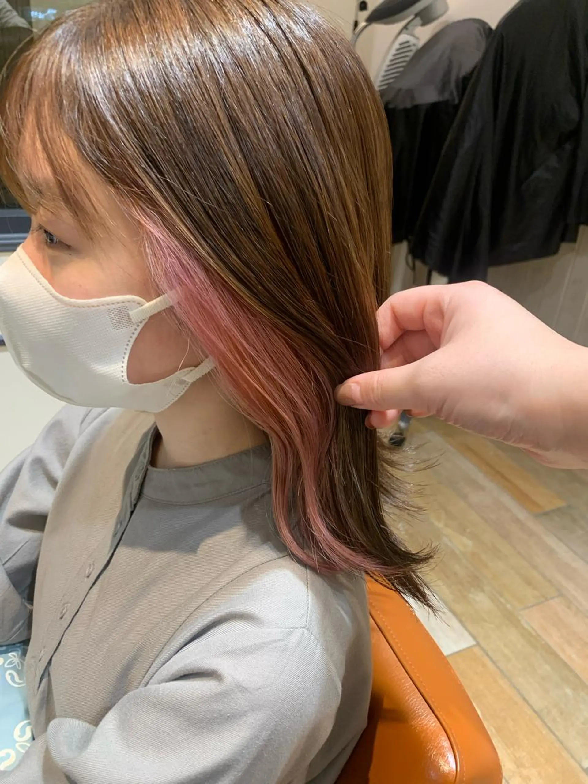 カラー イヤリングカラー ハイトーンカラー ピンクカラー 須藤 向日葵のヘアスタイル