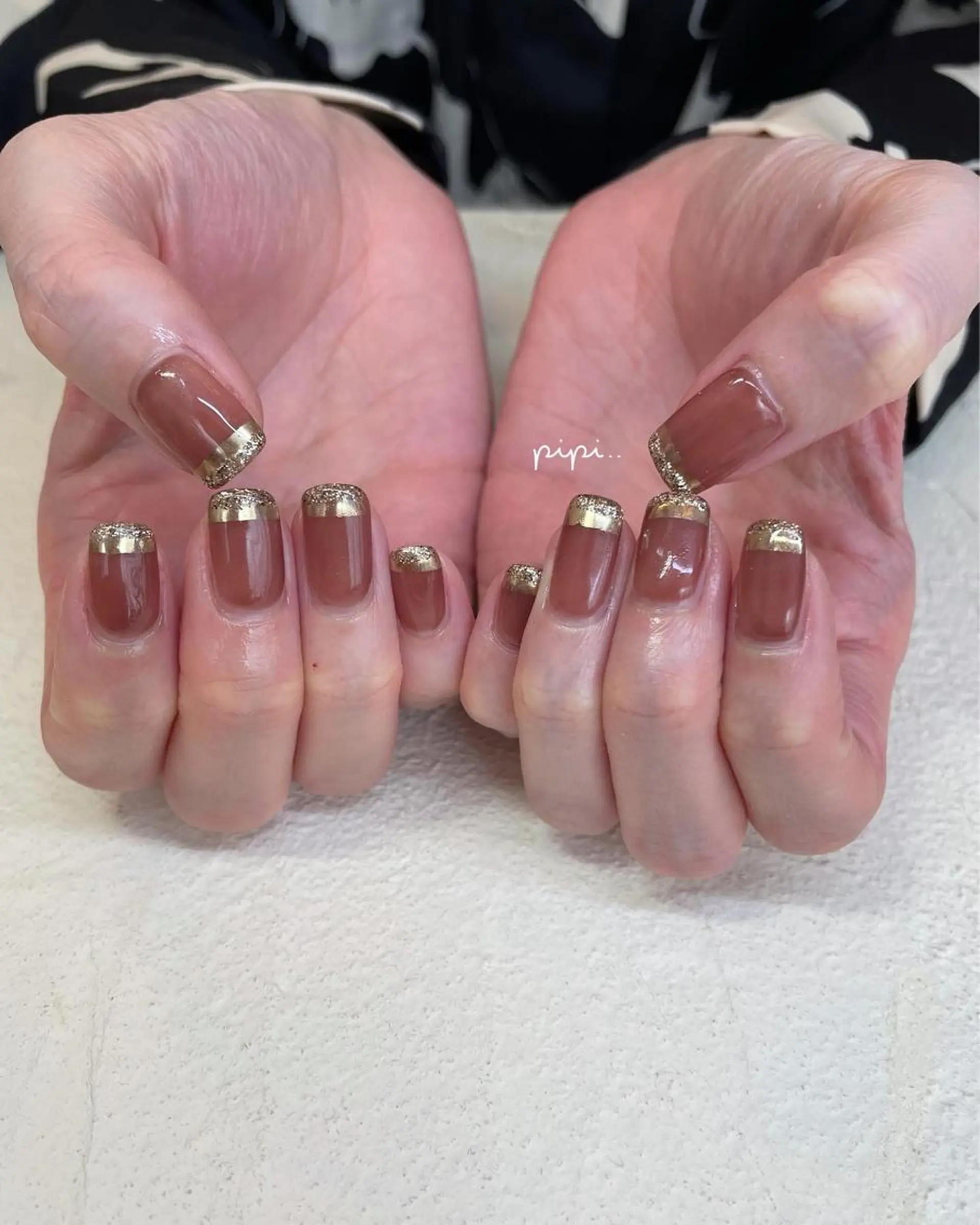 ミディアム ネイル シアーブラウン ブラウン ラメ(グリッター) pipi..所属・pipi ..のネイルデザイン