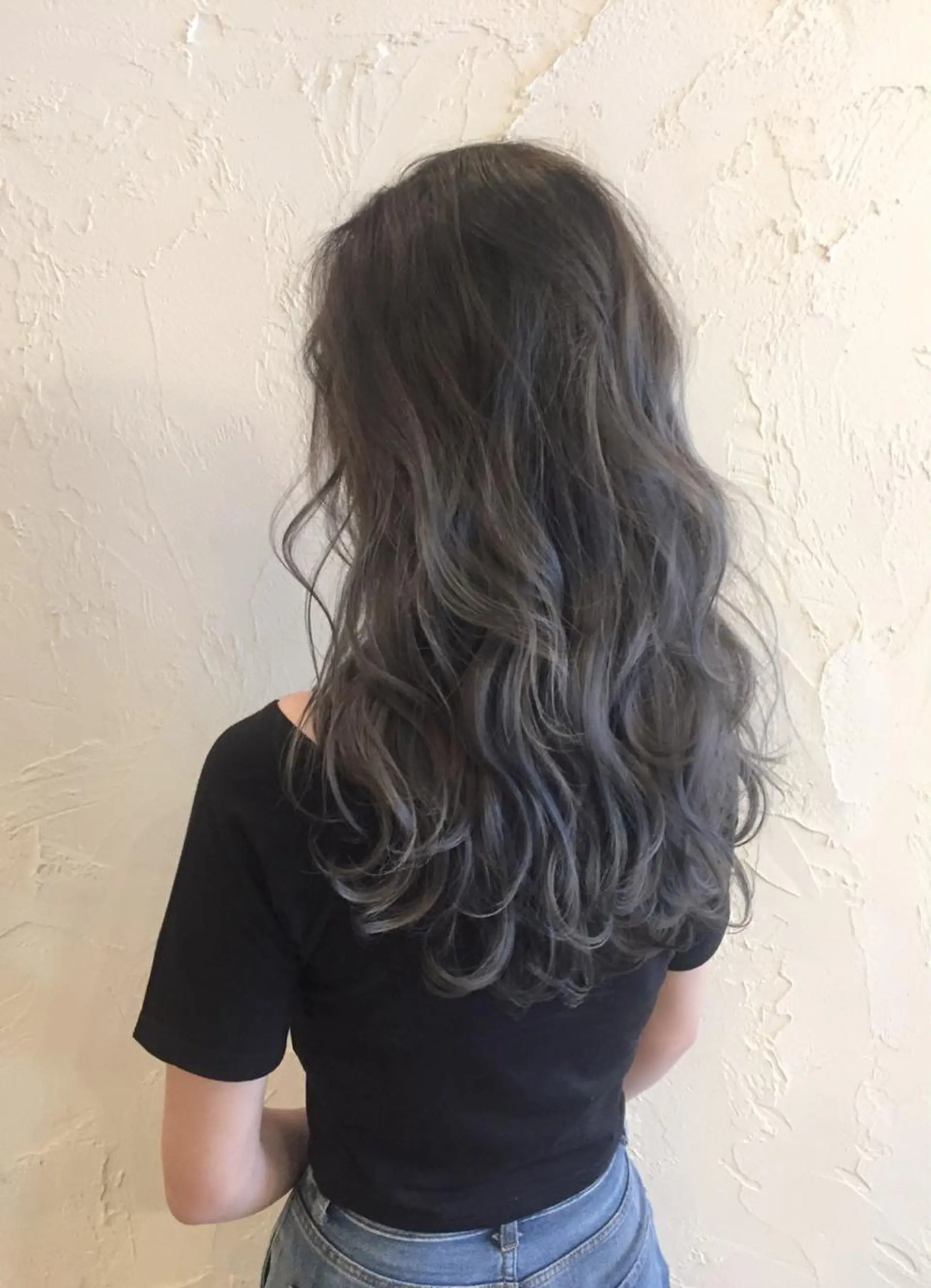 ロング カラー ブリーチ ダークシルバー シルバー 韓国レイヤー外国人風 透明感カラー髪質改善のヘアスタイル