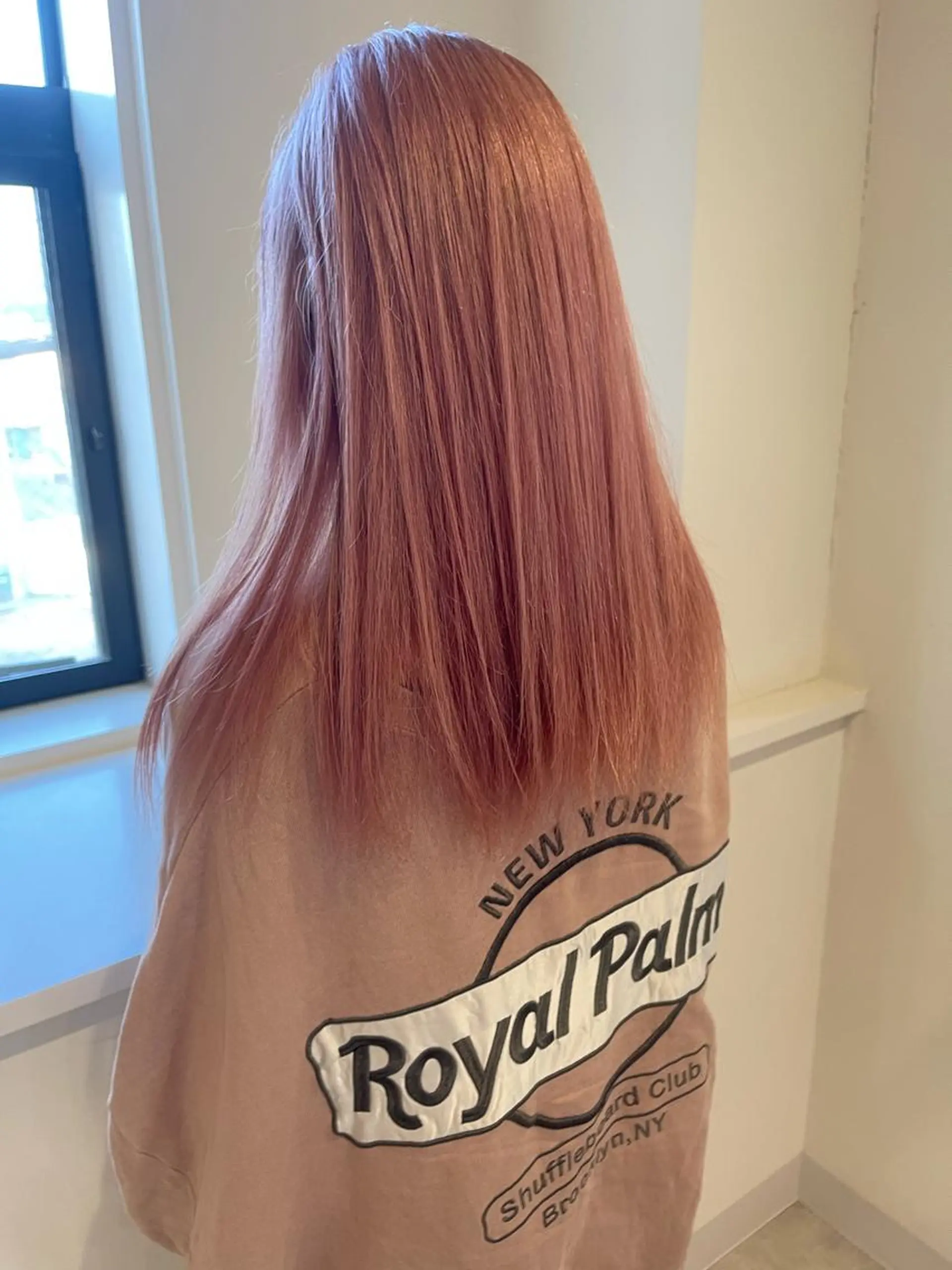 セミロング カラー ブリーチ ピンクカラー Maison所属・清水 亮太／赤み消しカラーのヘアスタイル