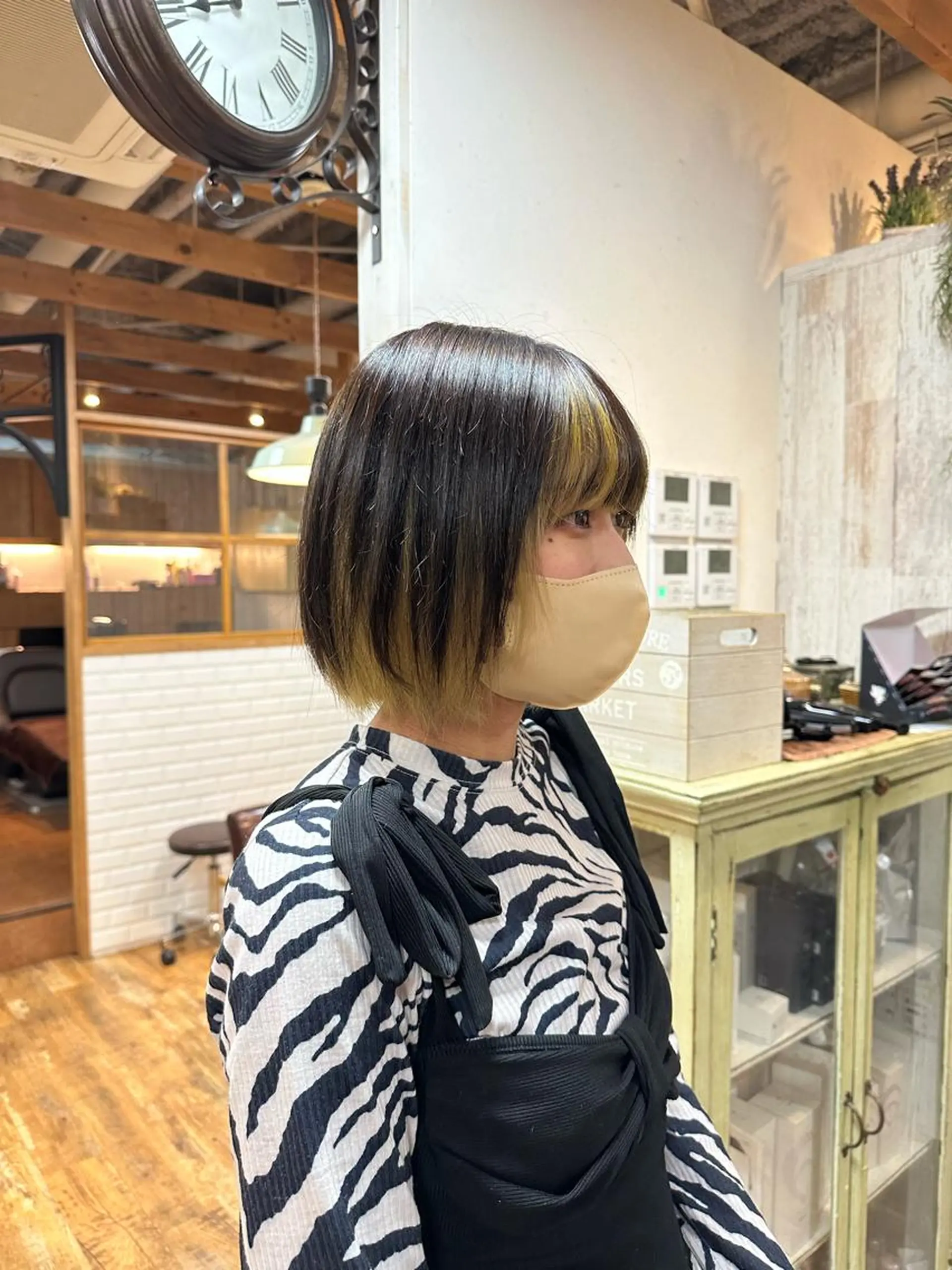 ミディアム カラー ヘアアレンジ ブリーチ ROIS渋谷【ロイス】所属・高橋大樹/ブリーチ/ ミルクティーベージュのヘアスタイル