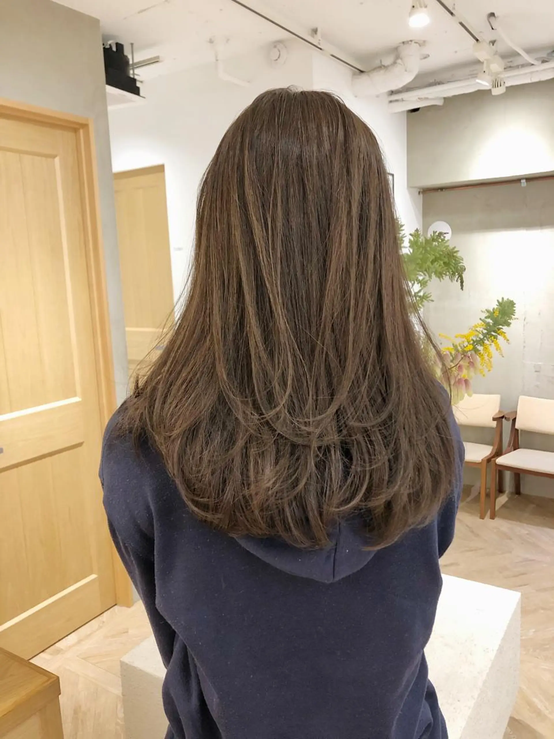 セミロング カラー ベージュカラー ブリーチ ケアブリーチ ダブルカラー イヤリングカラー センターパート 田形清流のヘアスタイル