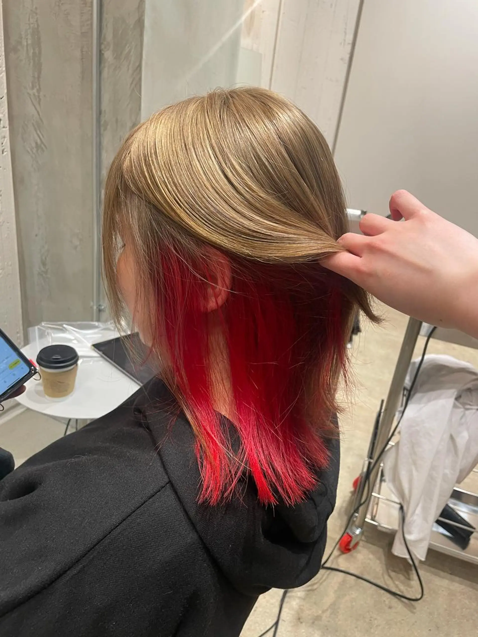 カラー 岡田 神奈のヘアスタイル