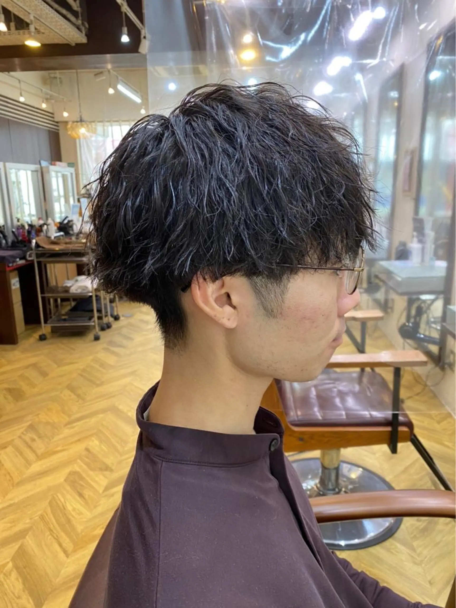 メンズ メンズバレイヤージュ メンズブリーチ センターパート フェードカット メンズハイライト カット パーマ エリアNo.1人気✨ ブリッツレボルト☘️のヘアスタイル