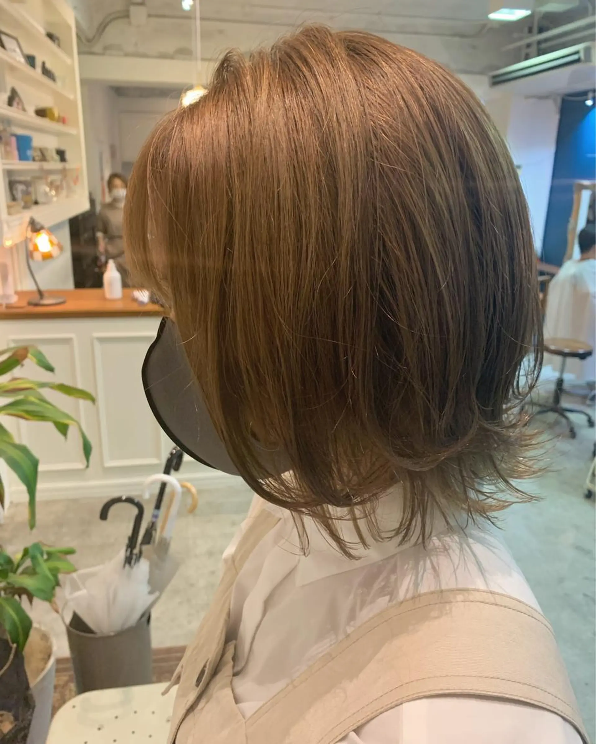 ショート カラー ヘアアレンジ ベージュカラー ウルフカット ヘアカラー トリートメント 山崎 澪のヘアスタイル
