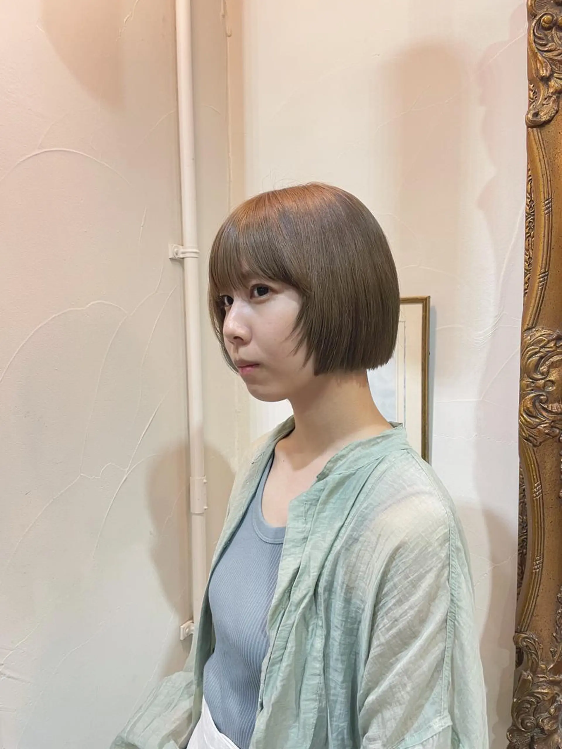 ショート カラー ベージュカラー ボブ 顔まわりレイヤー レイヤーカット Of　HAIR所属・外山 なつ美のヘアスタイル