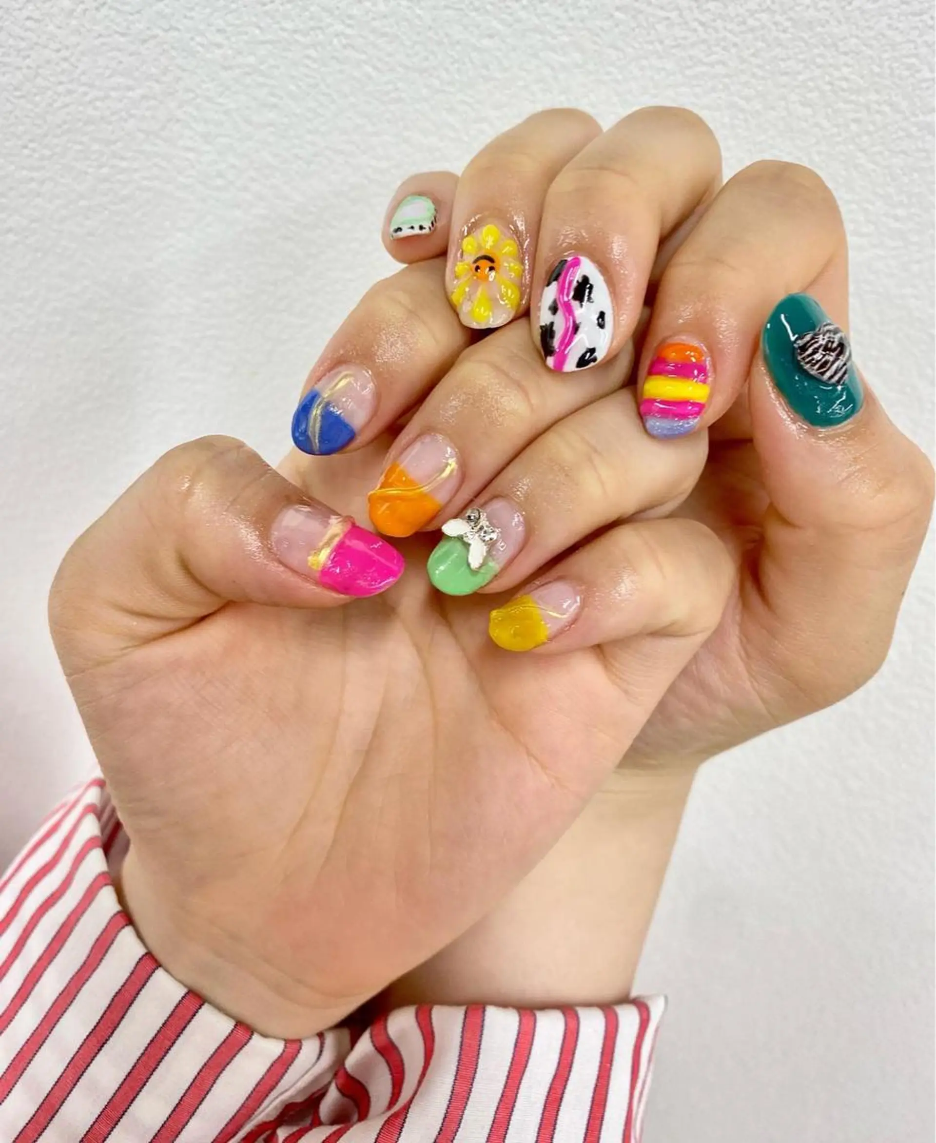ネイル ブルー ジェルネイル 韓国ネイル ネイビー ワンカラーネイル 似合わせカット パーマ/コトミ🐸のヘアスタイル