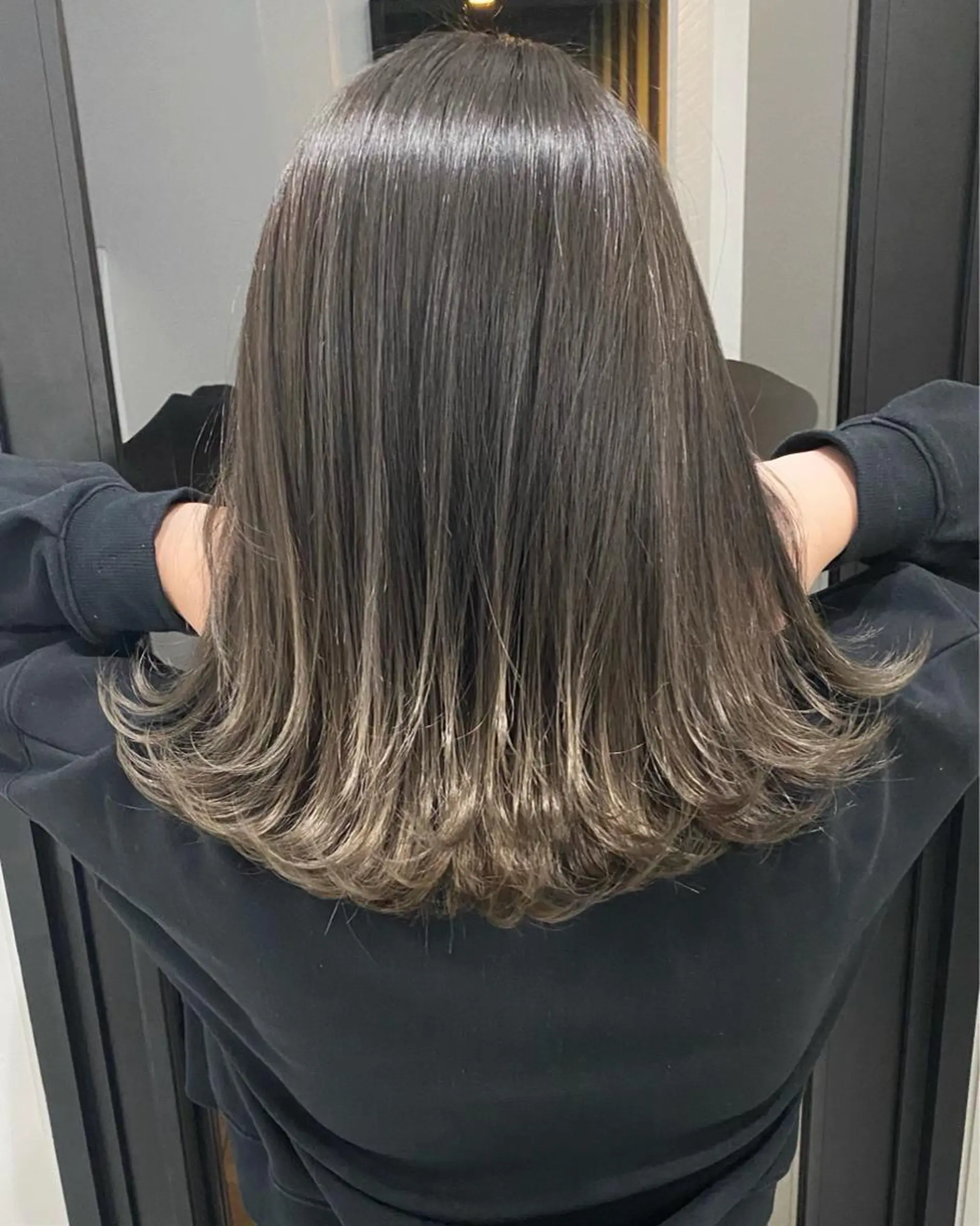 ミディアム ミルクティーハイトー ン💖副店長mikaのヘアスタイル