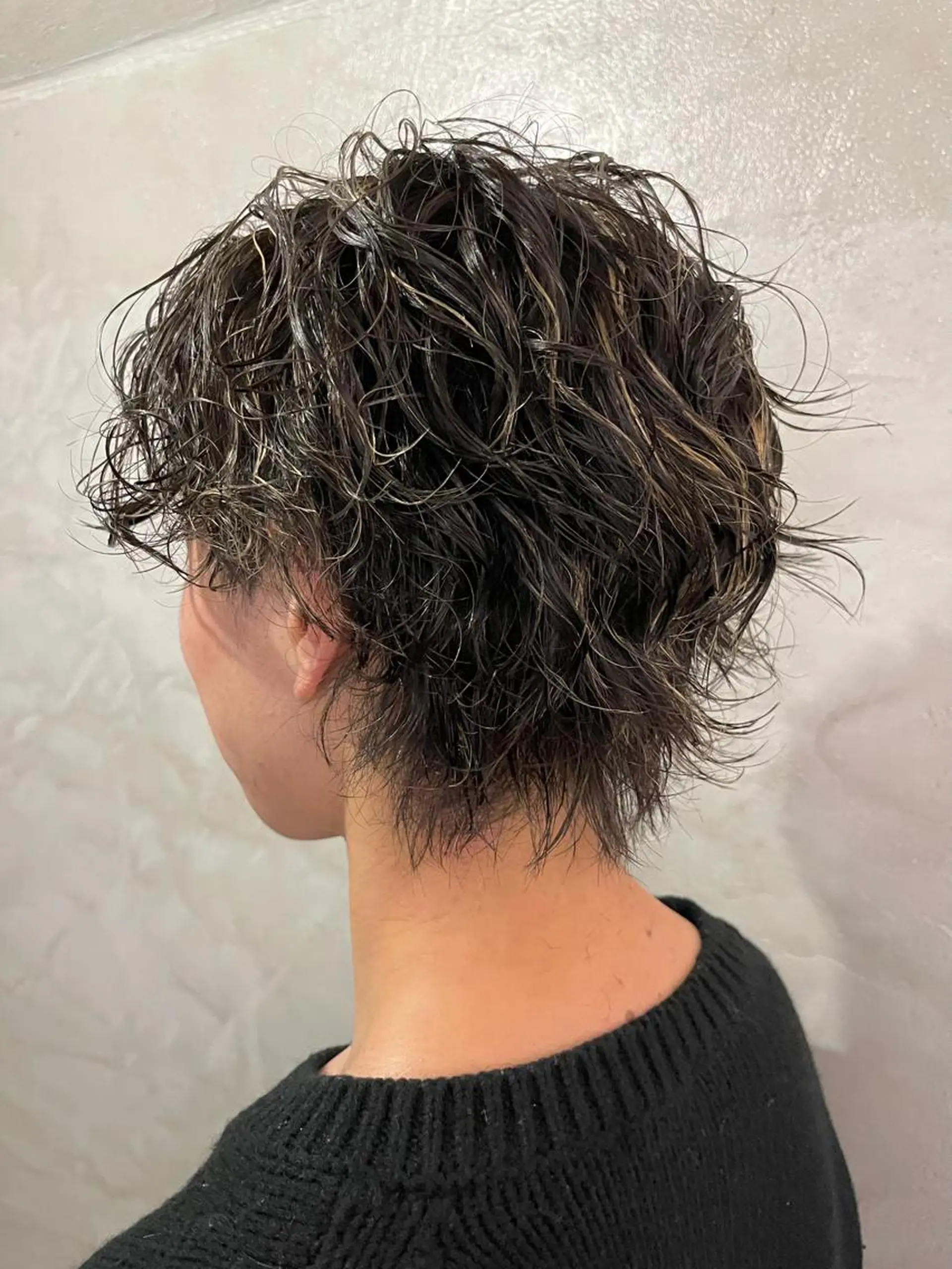 カラー パーマ メンズ メンズハイライト メンズウルフカット ハイライトカラー ウルフカット パーマ FUJINO RYOのヘアスタイル