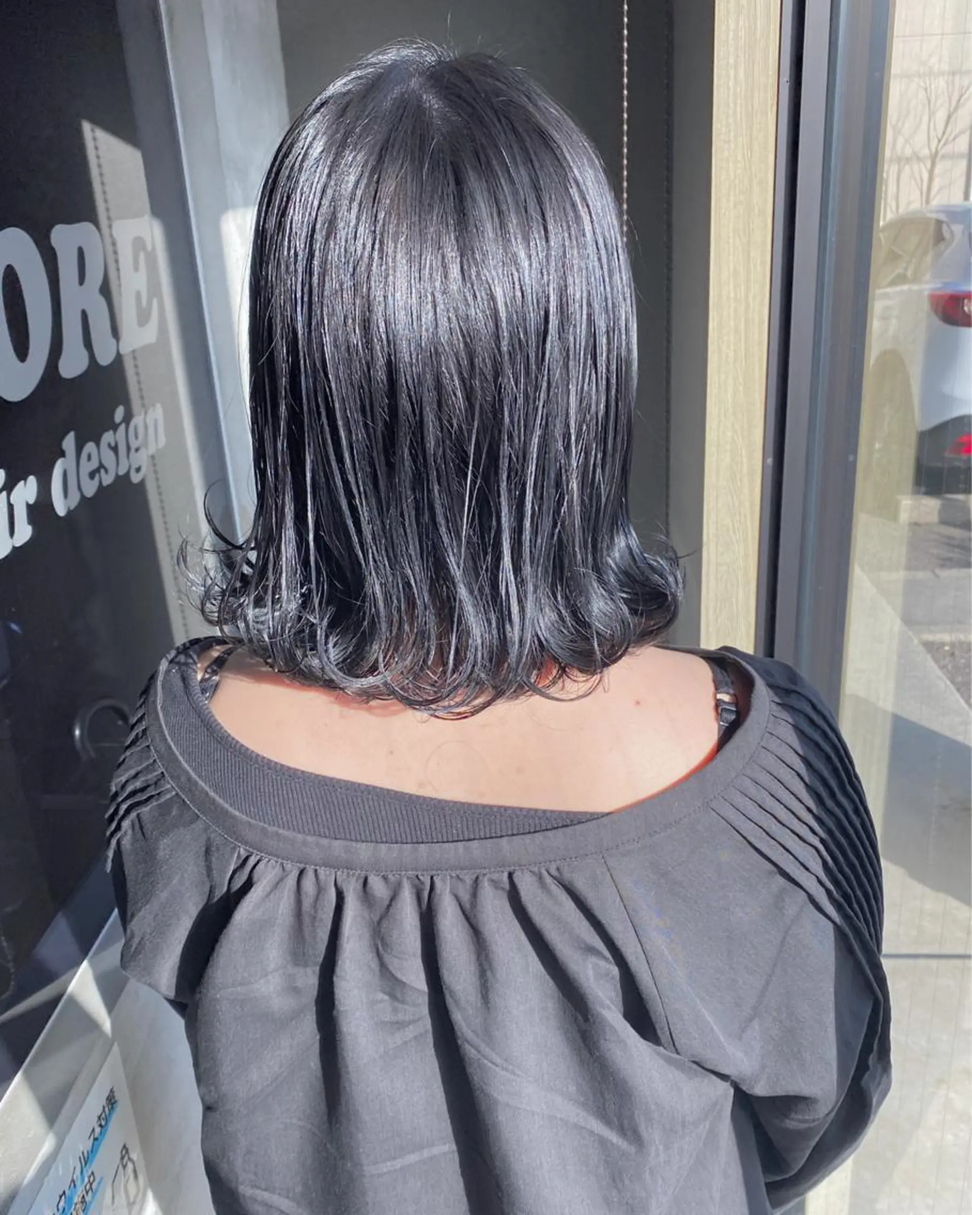 ミディアム カラー ヘアアレンジ 黒髪 ブルーカラー ブルーブラック ヘアカラー FIORE hair design所属・山根 奈緒のマツエク・マツパデザイン