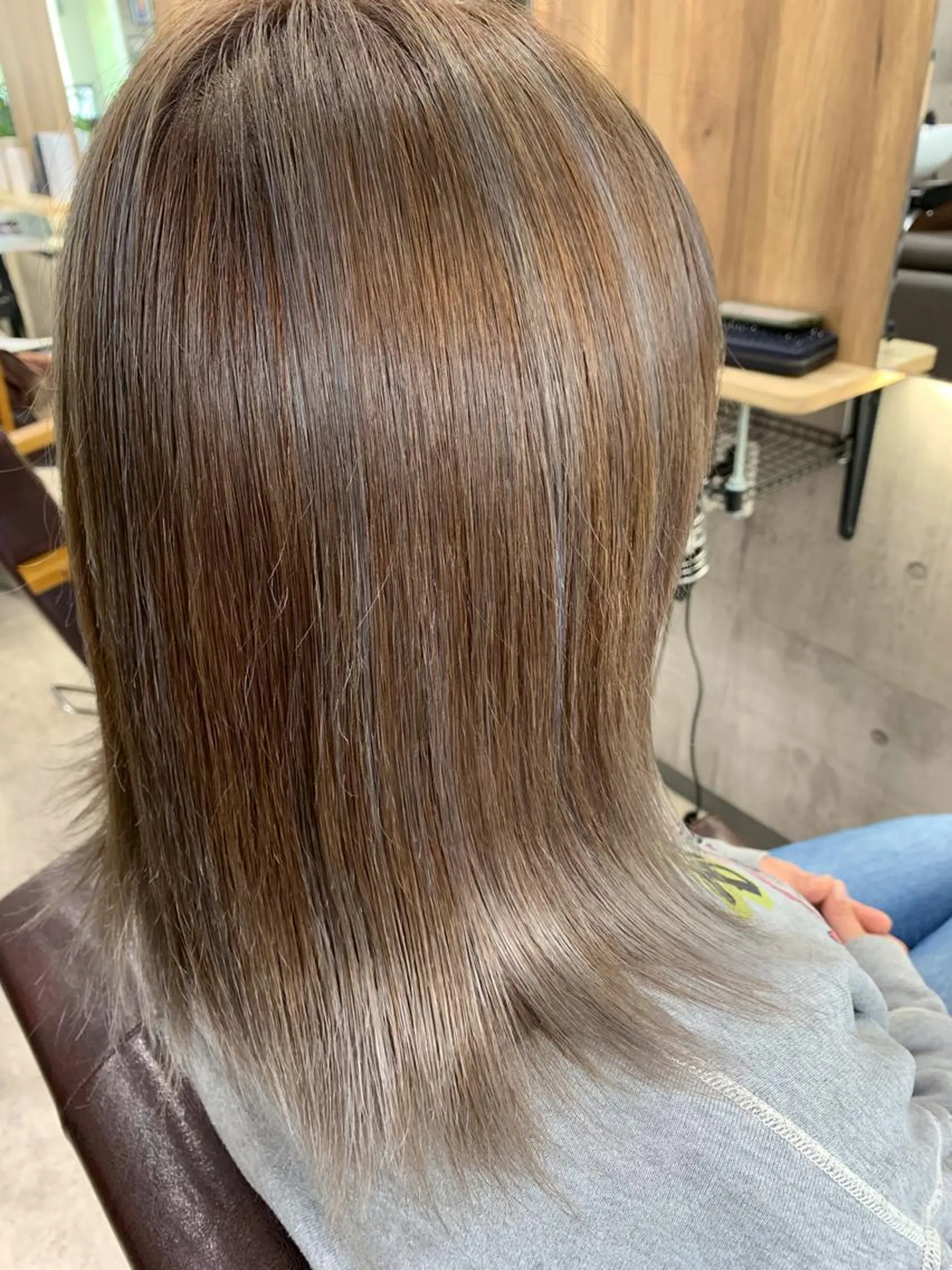 ミディアム カラー バレイヤージュ ブリーチ ケアブリーチ ダブルカラー イヤリングカラー ヘアカラー hair salon mementoのヘアスタイル