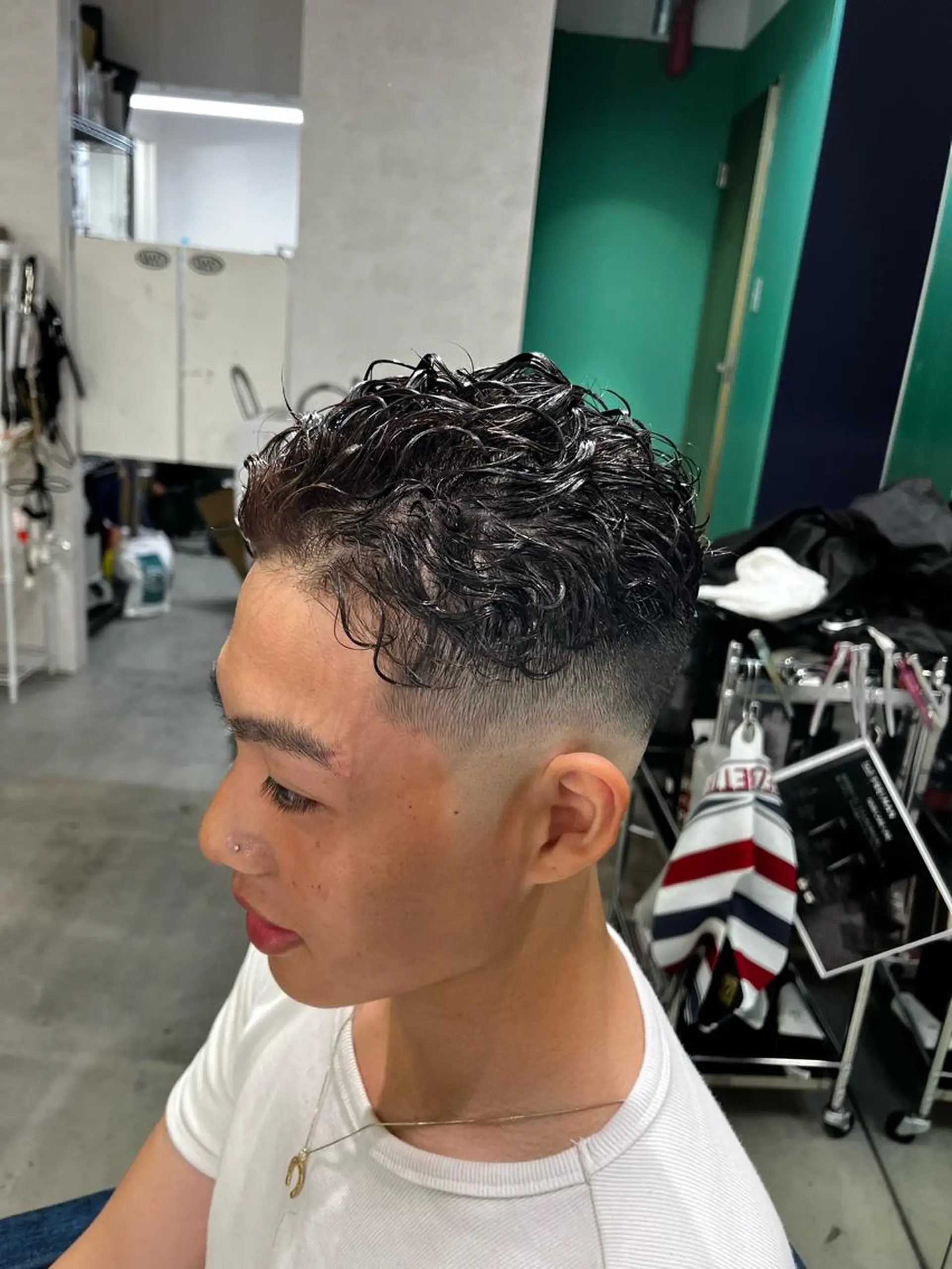 ショート パーマ メンズ フェードカット メンズハイトーン メンズパーマ &CREW スタッフのヘアスタイル