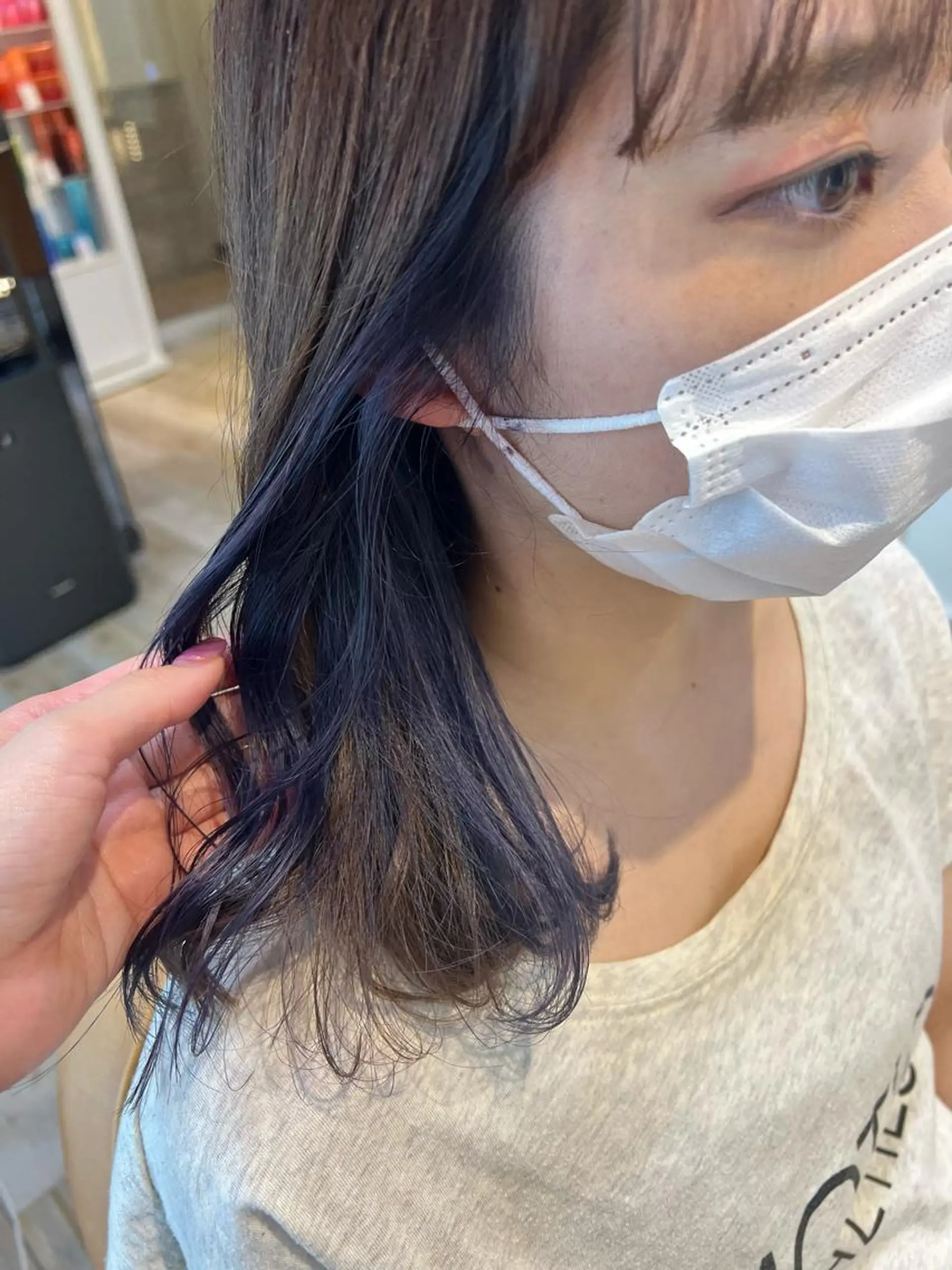 ミディアム カラー ヘアアレンジ ブルーカラー イヤリングカラー インナーカラー パープルカラー トリートメント サナ🌱 切りっぱなしボブのヘアスタイル