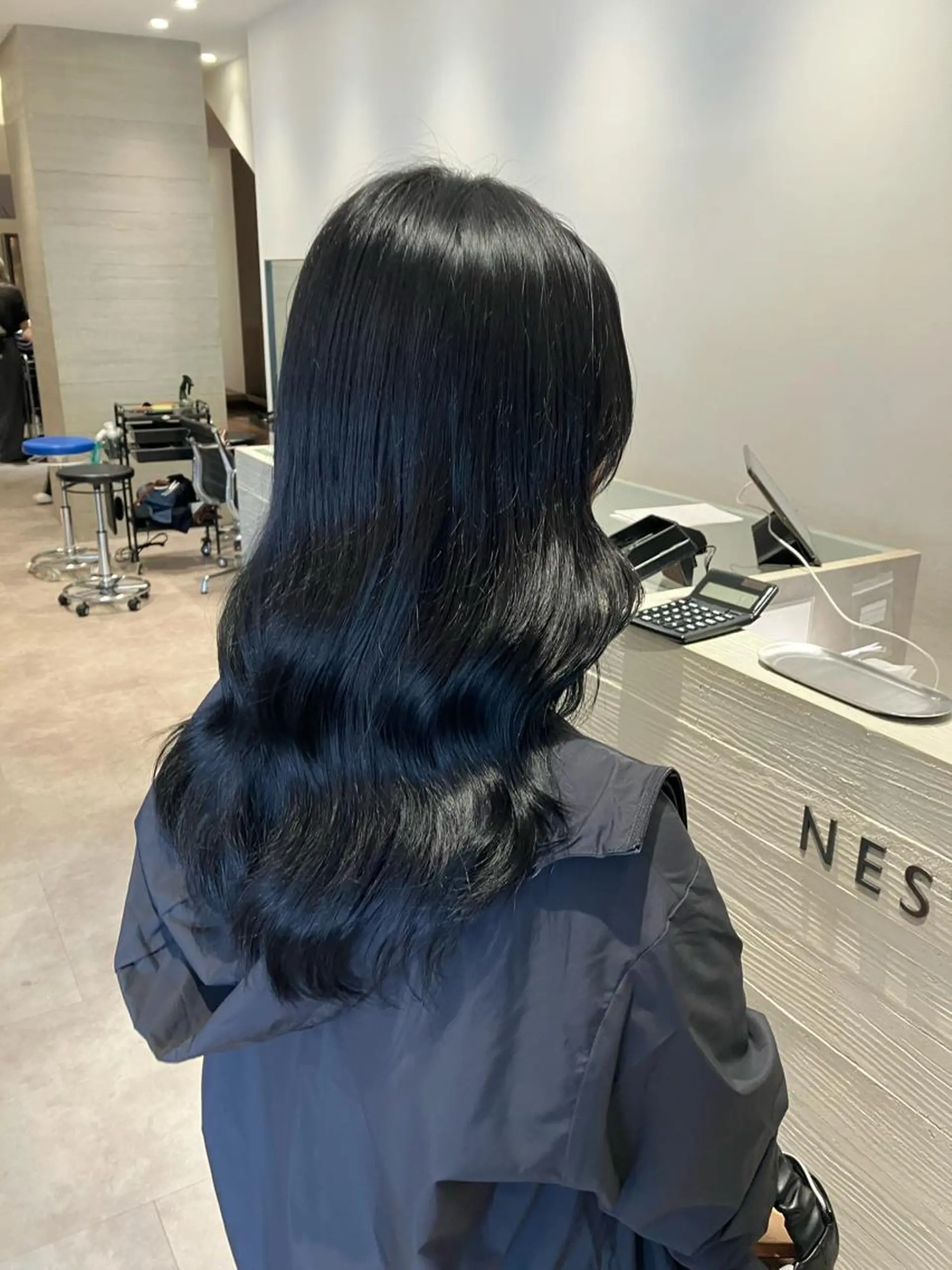 ロング カラー 黒髪 ブルーカラー ブルーブラック サキ🤍ハイトーン 🩰くびれ巻きヘアのヘアスタイル