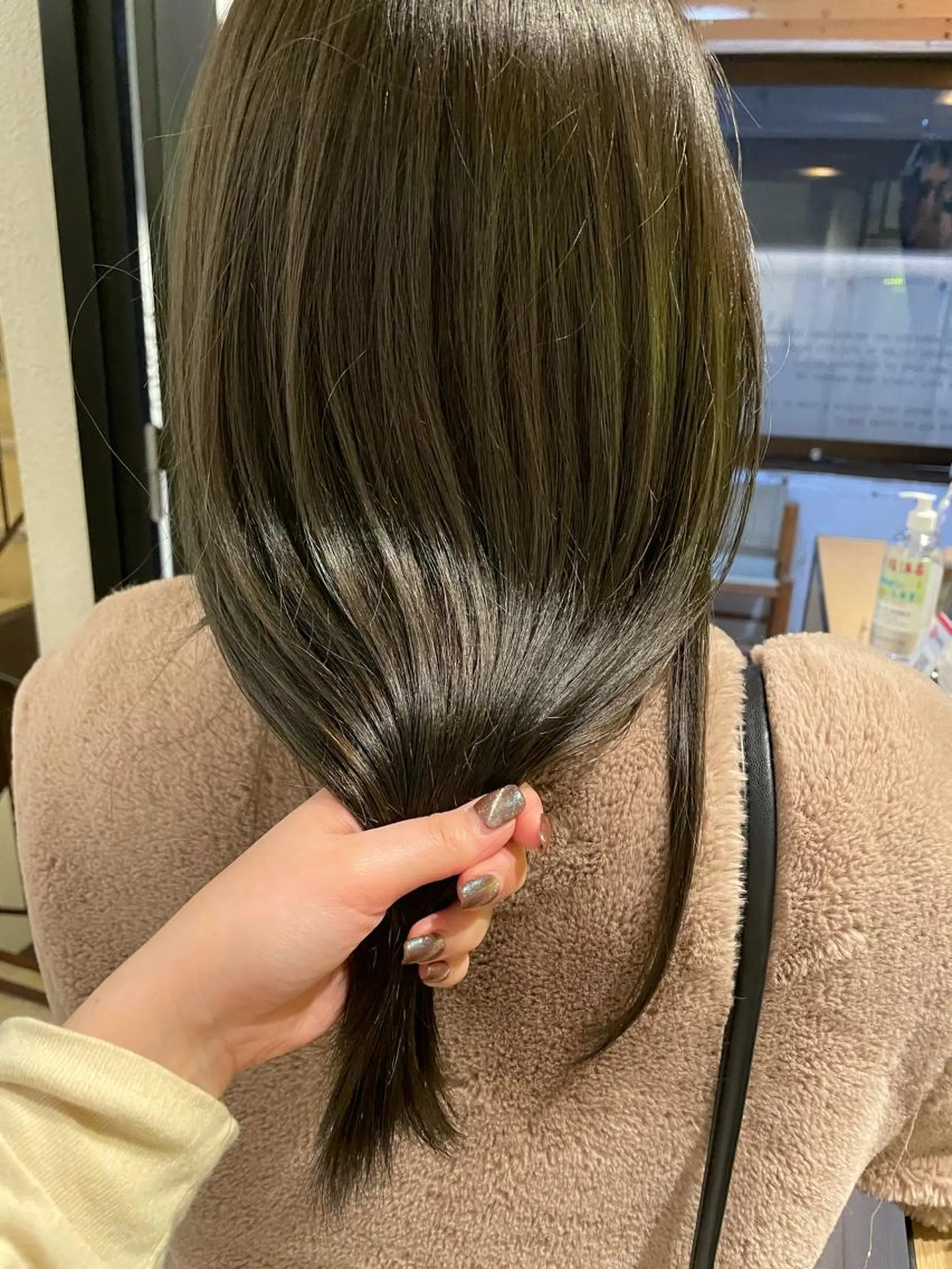 セミロング カラー グレージュ オリーブグレージュ オリーブグレー ヘアカラー トリートメント hisano / ハイトーン・透明感のヘアスタイル