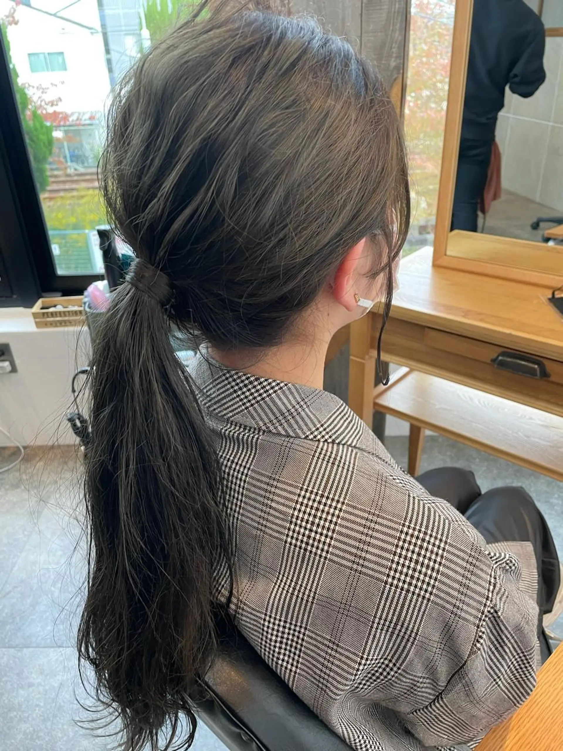 ロング ブリーチなしベージュ カラー佐藤華厘のヘアスタイル