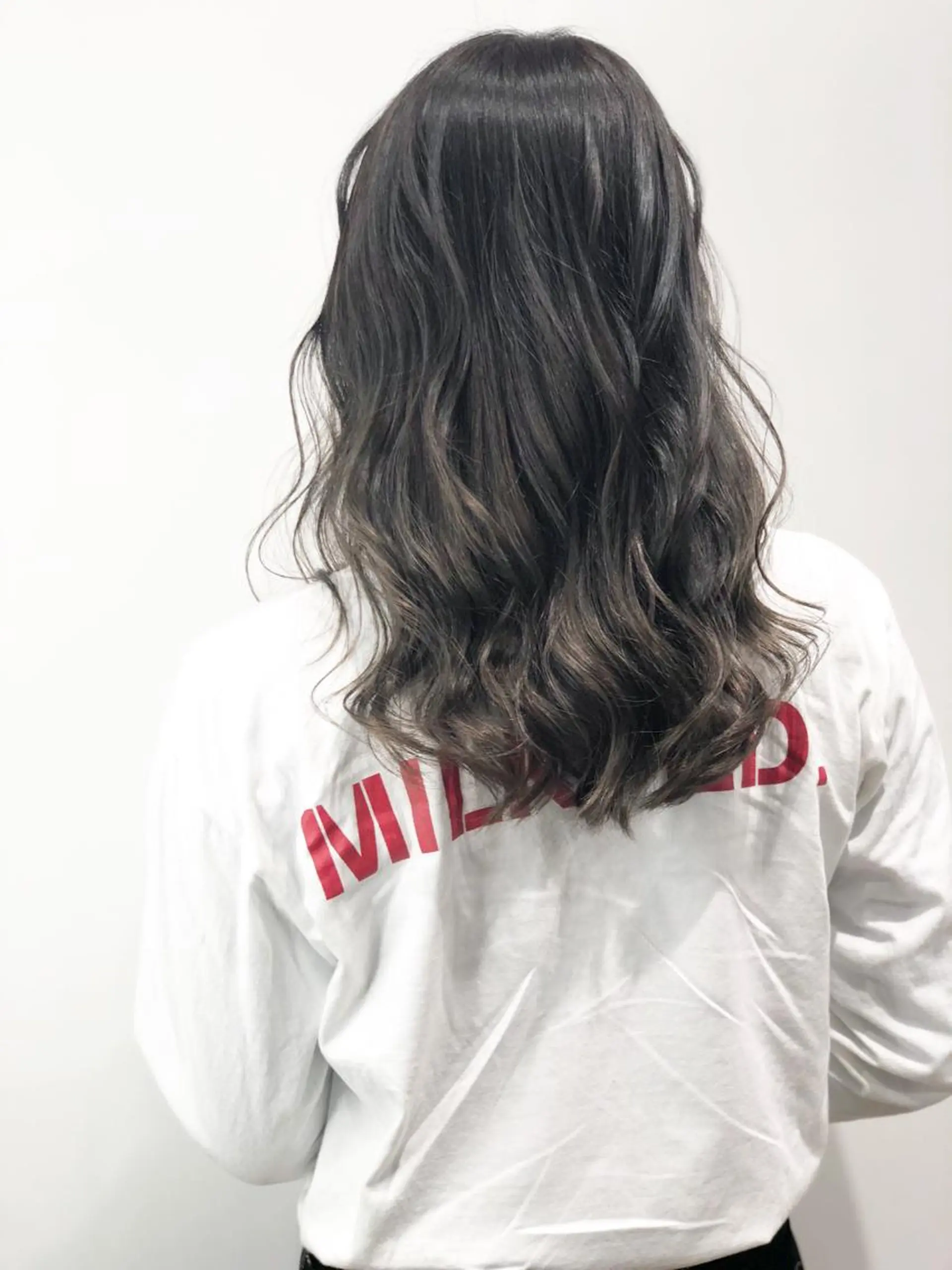ロング カラー バレイヤージュ ブリーチ グレージュ ハイライトカラー ハイライト  渡部 妃月のヘアスタイル