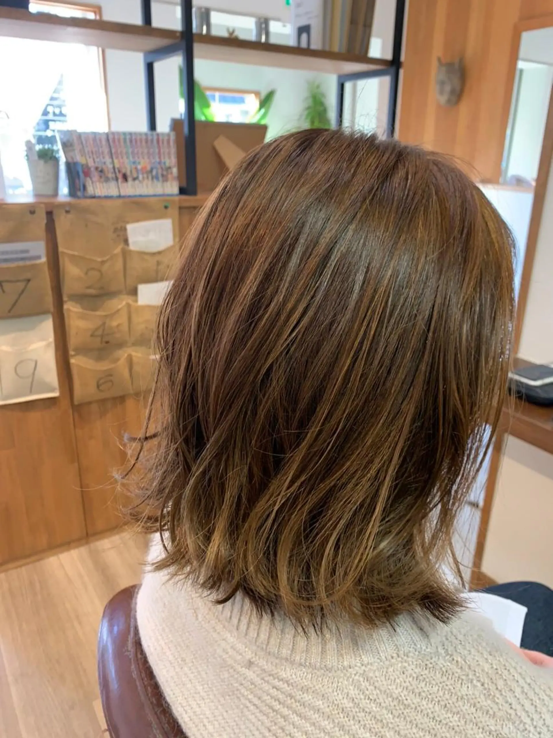 ミディアム カラー ハイライトカラー ハイライト chill out 南塚口本店のヘアスタイル