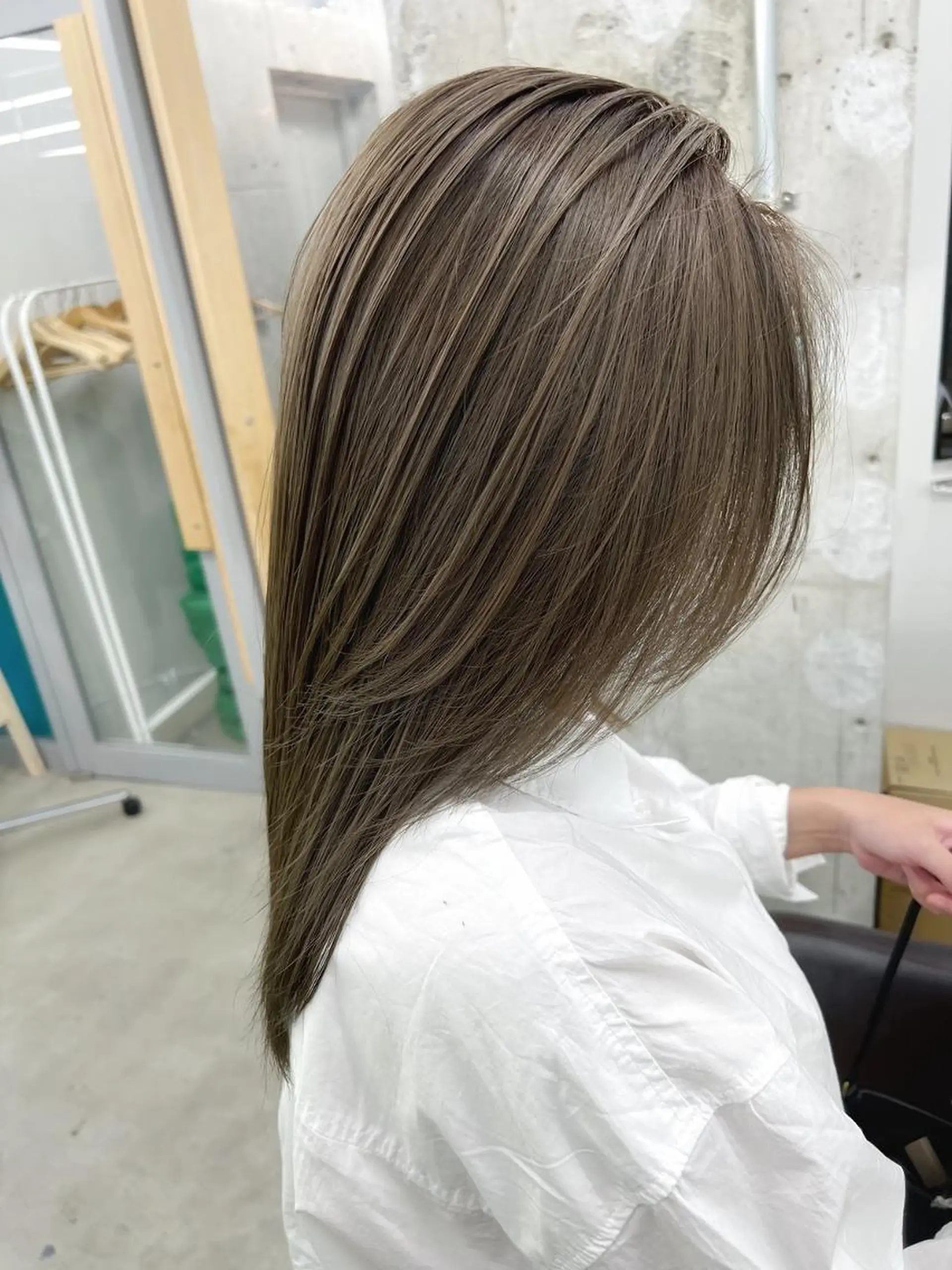 セミロング カラー パーマ ヘアアレンジ セミロングパーマ ベージュカラー ブリーチ ケアカラー イヤリングカラー カット トリートメント ヘッドスパ ヘアケア特化型サロン newi 京橋のヘアスタイル