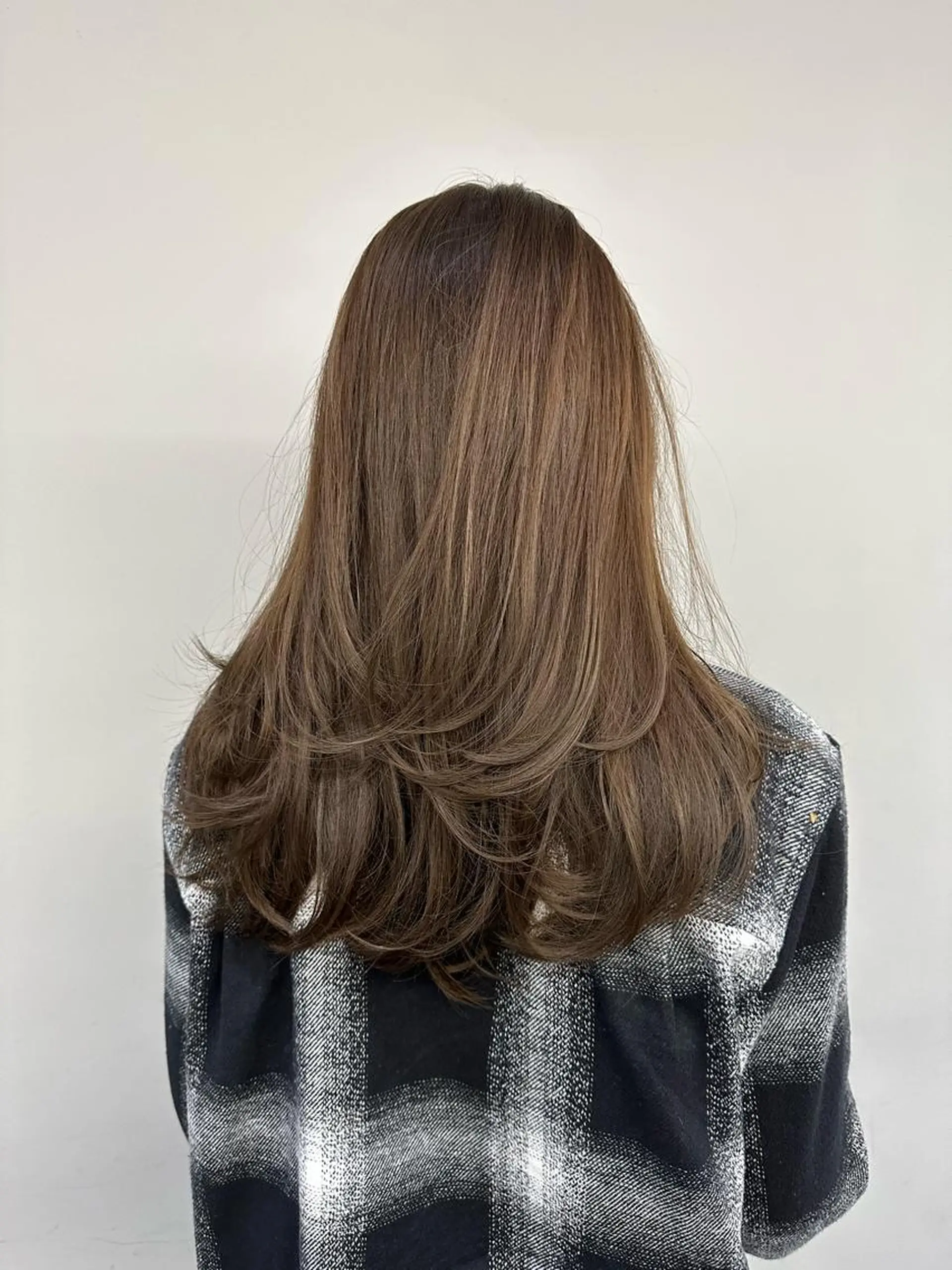 ロング AHNKISM所属・トレンドレイヤー/ 透明感カラーのヘアスタイル