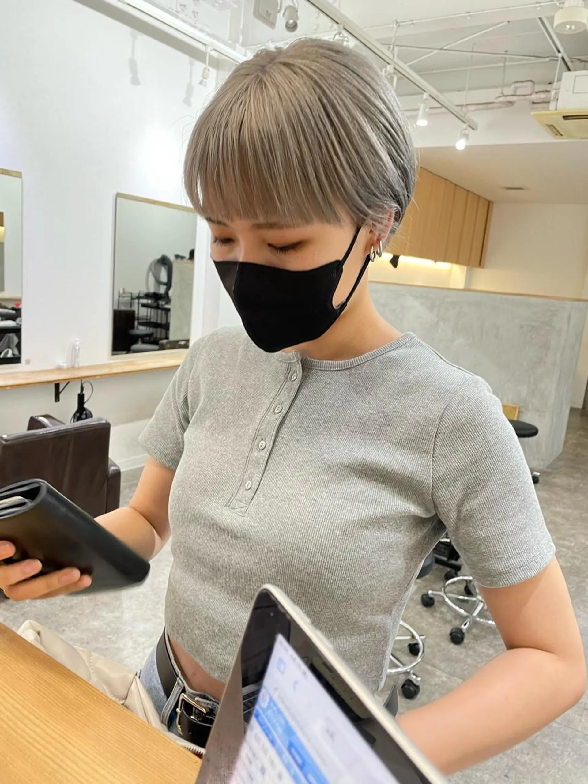 ショート カラー パーマ ヘアアレンジ キッズ ネイル マツエク・マツパ アイブロウ ブリーチ ケアブリーチ シルバー シルバー カット ヘアカラー トリートメント パーマ/透明感カラー /ボブ/吉田一生のヘアスタイル