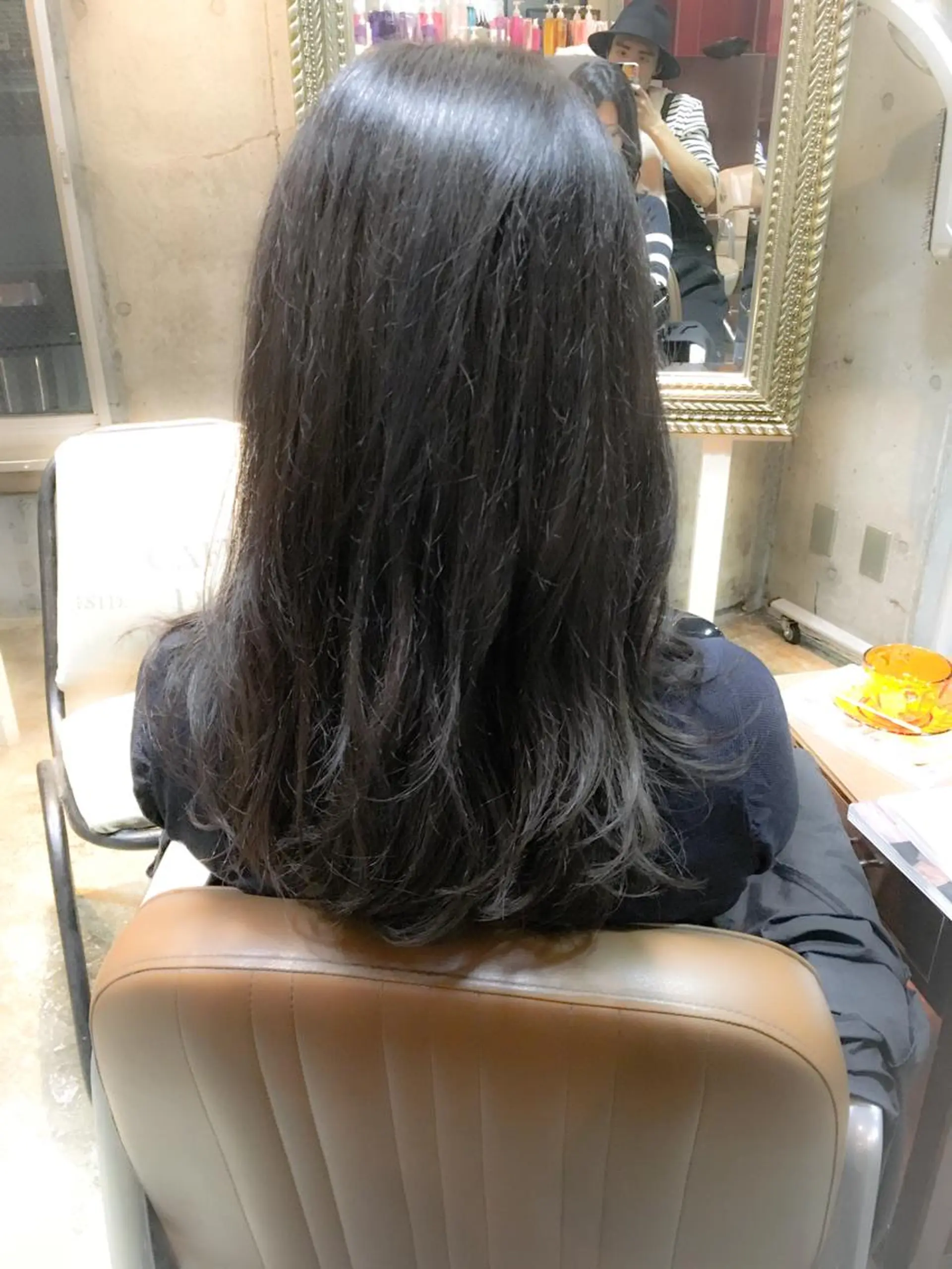 セミロング カラー ダークグレー ダークグレージュ グラデーションカラー グレージュ ハイライトカラー 北條 優輝のヘアスタイル