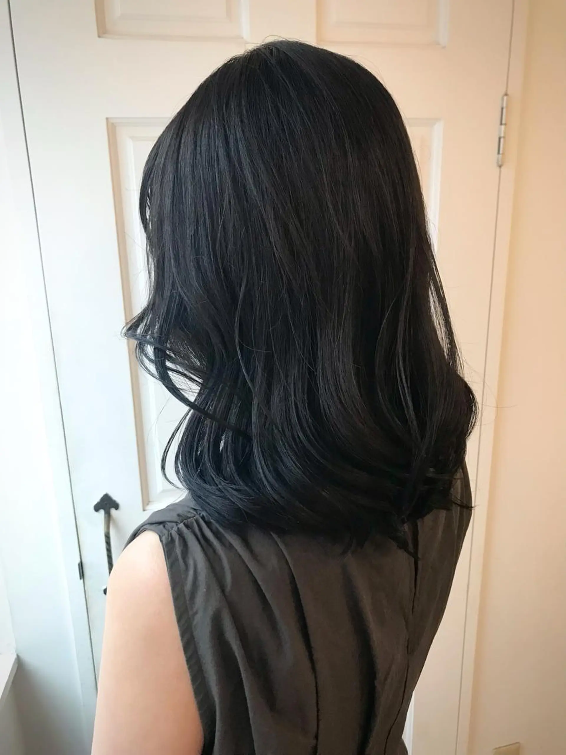 ミディアム カラー 黒髪 ブルーカラー ブルーブラック sherry所属・髪質再整color 🤎cut🤎ぐっちのヘアスタイル