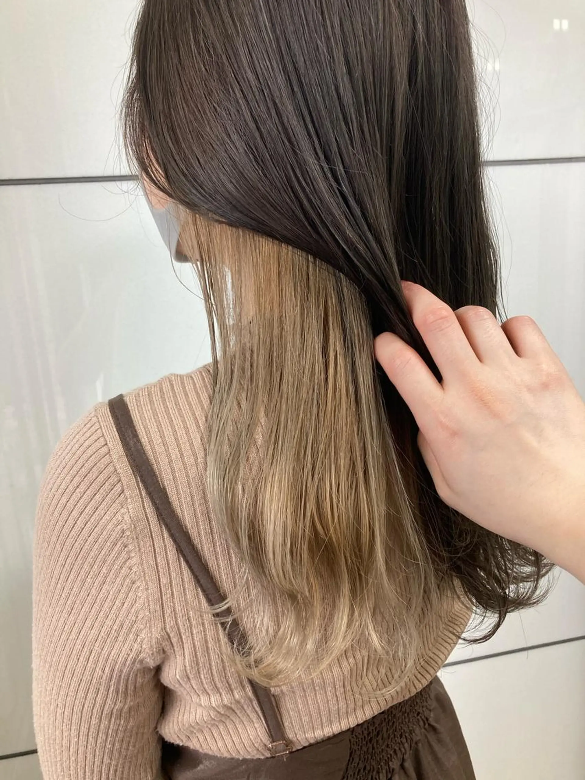 セミロング カラー ブロンド インナーカラー ホワイトブロンド ヘアカラー トリートメント 髪質改善/痛ませ ないカラー/西村航大のヘアスタイル